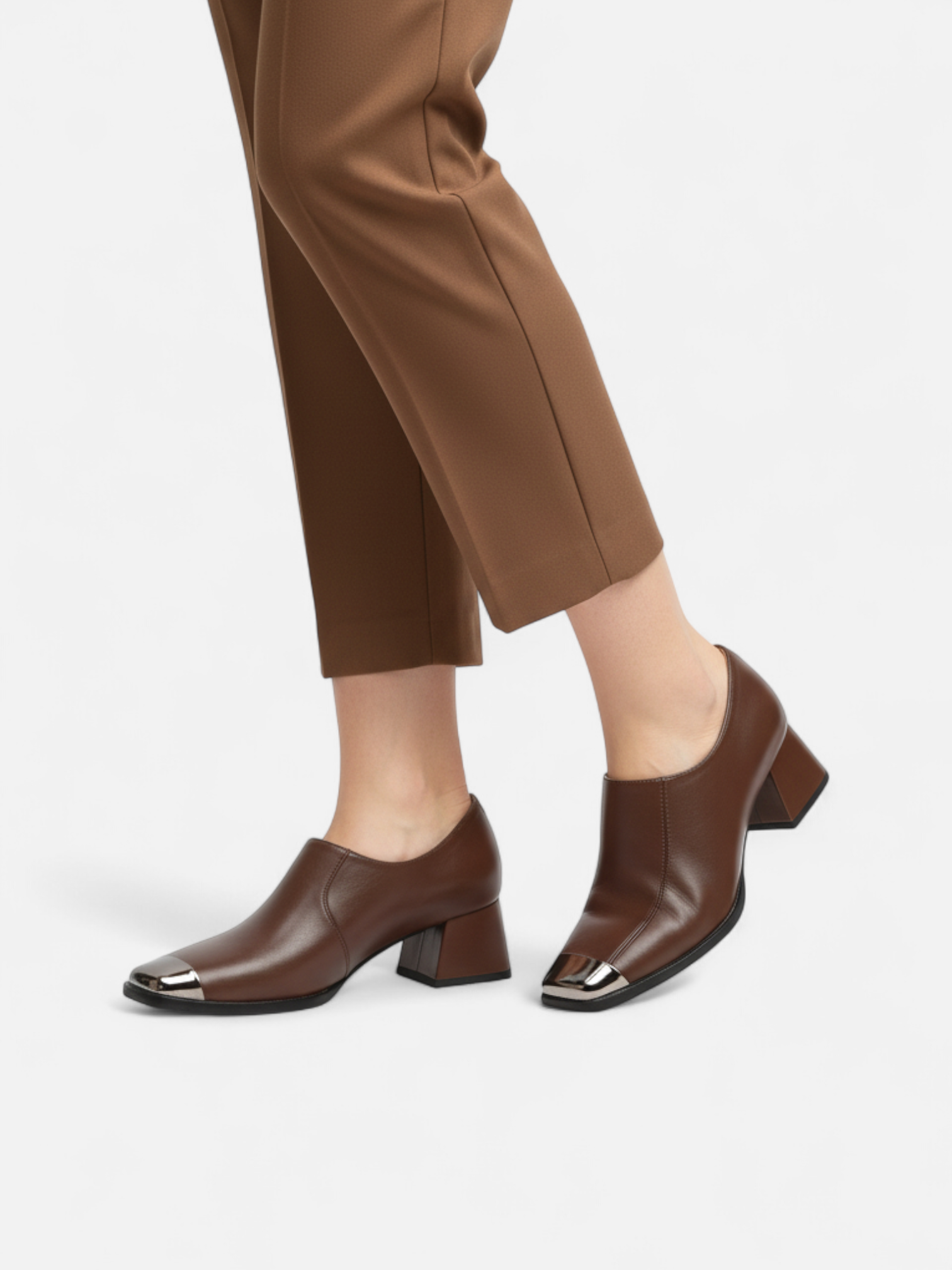 Mocassim Salto Bloco Bico Quadrado Metal Couro