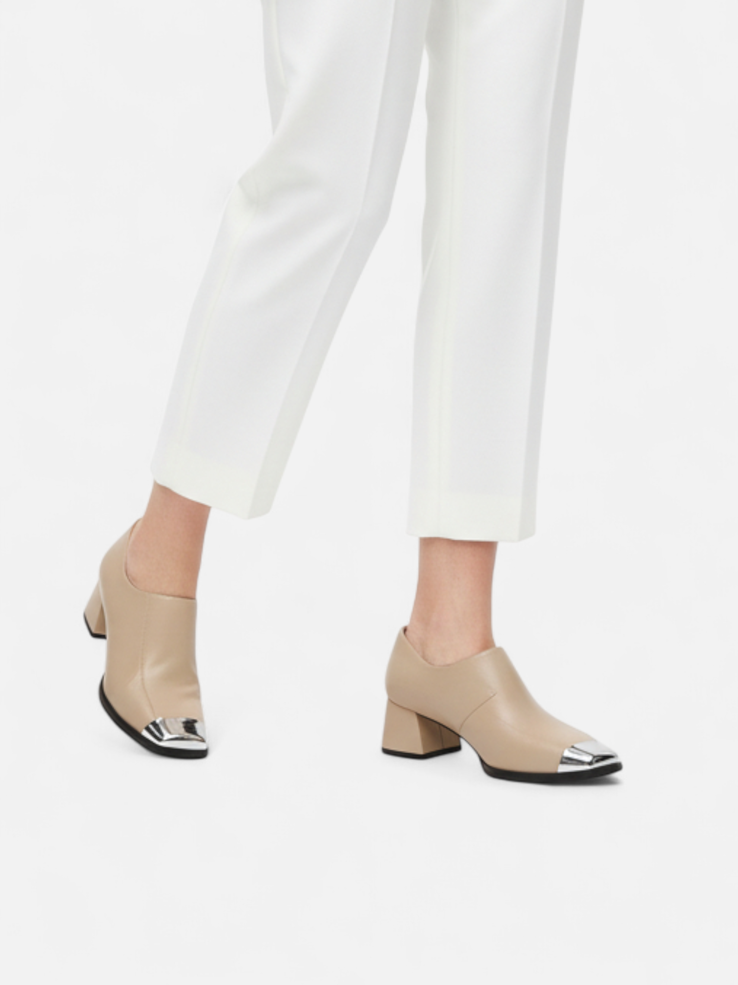 Mocassim Salto Bloco Bico Quadrado Metal Couro