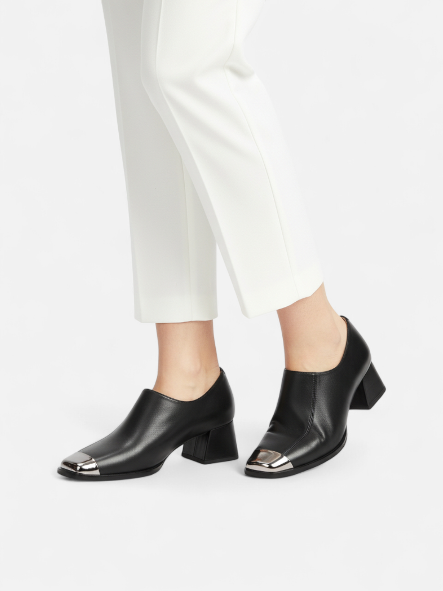 Mocassim Salto Bloco Bico Quadrado Metal Couro