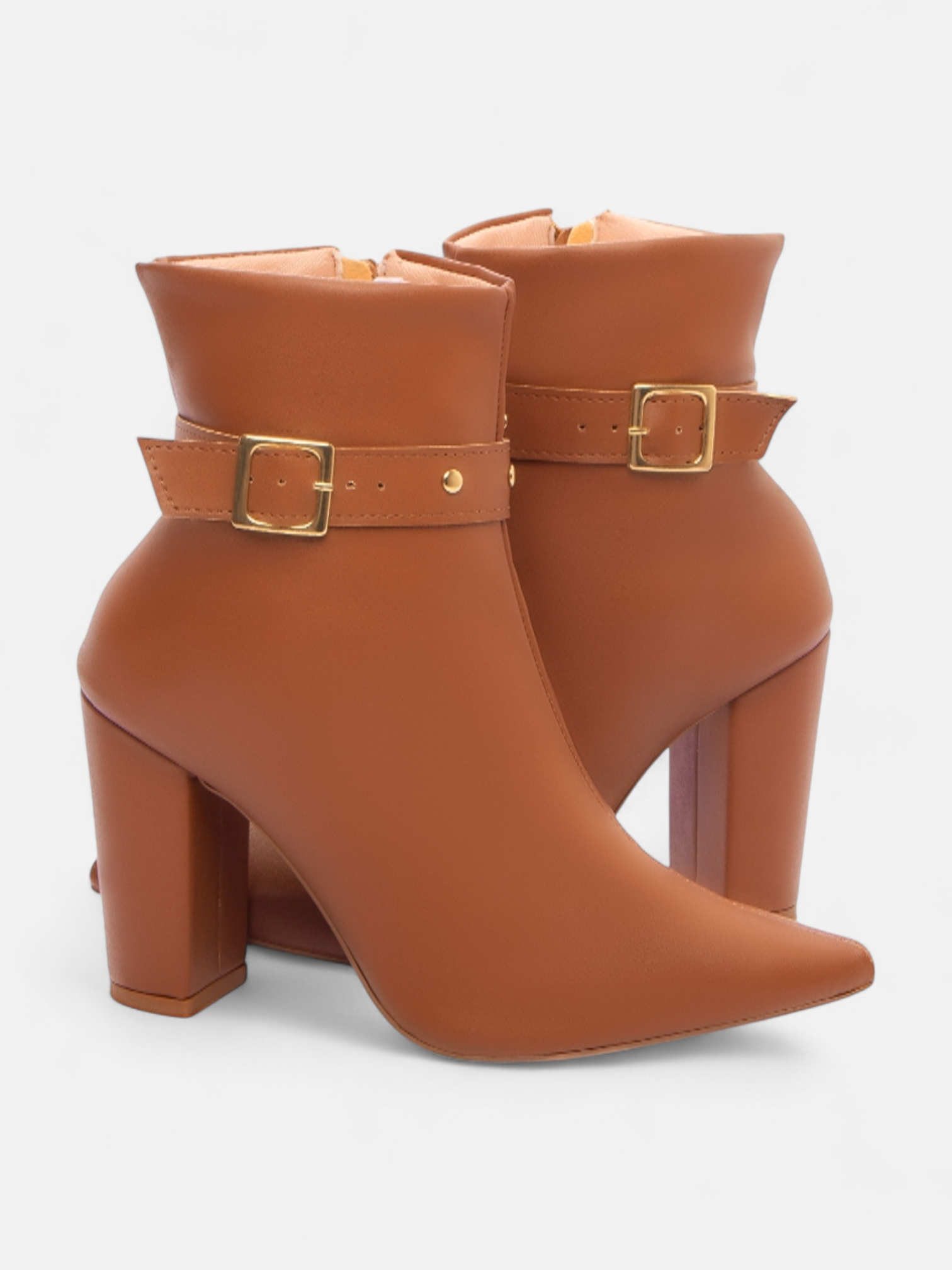 Bota Salto Alto Grosso Cano Curto com Fivela Dourada