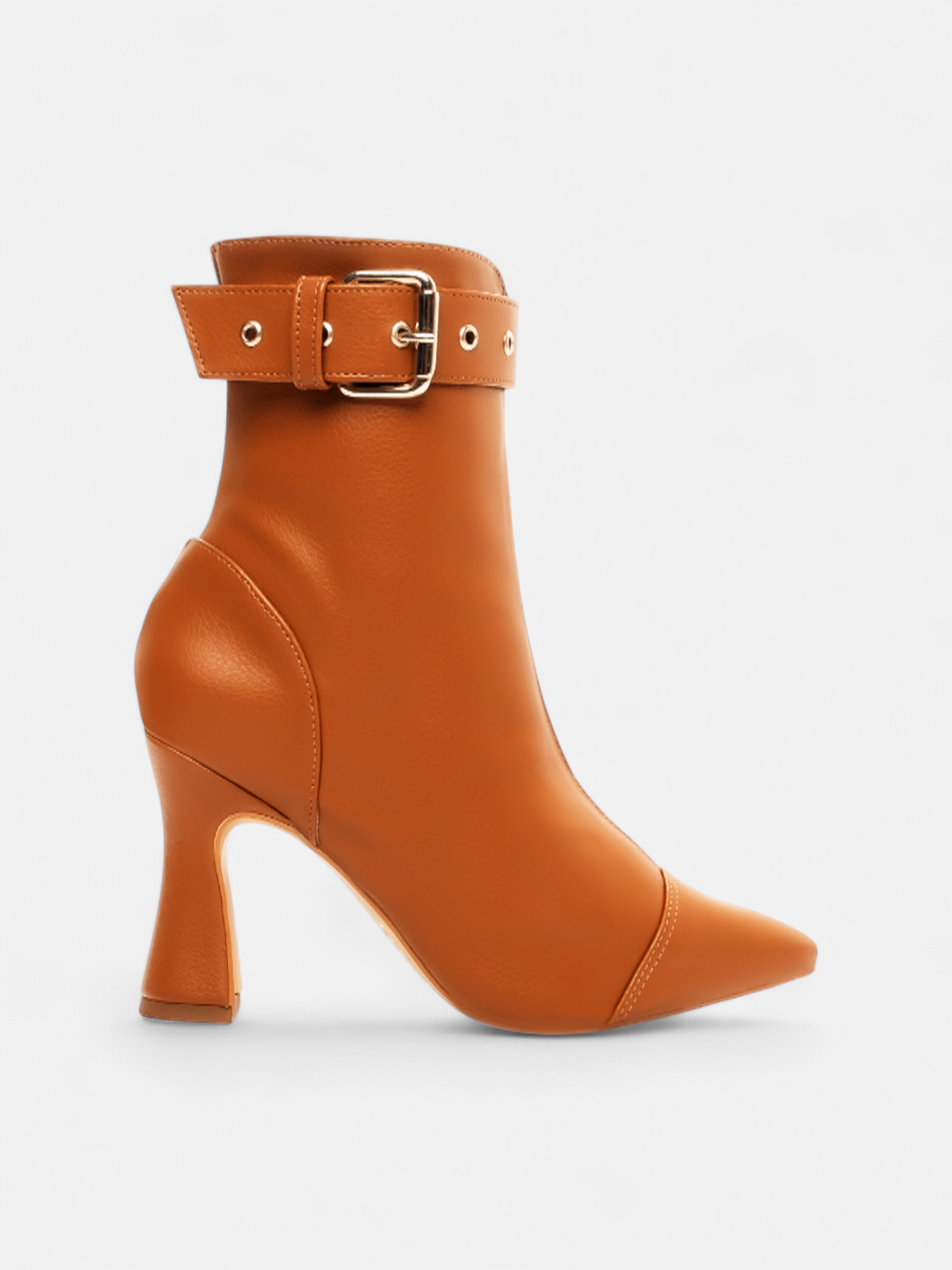 Bota Bico Fino Cano Médio com Ajuste em Fivela