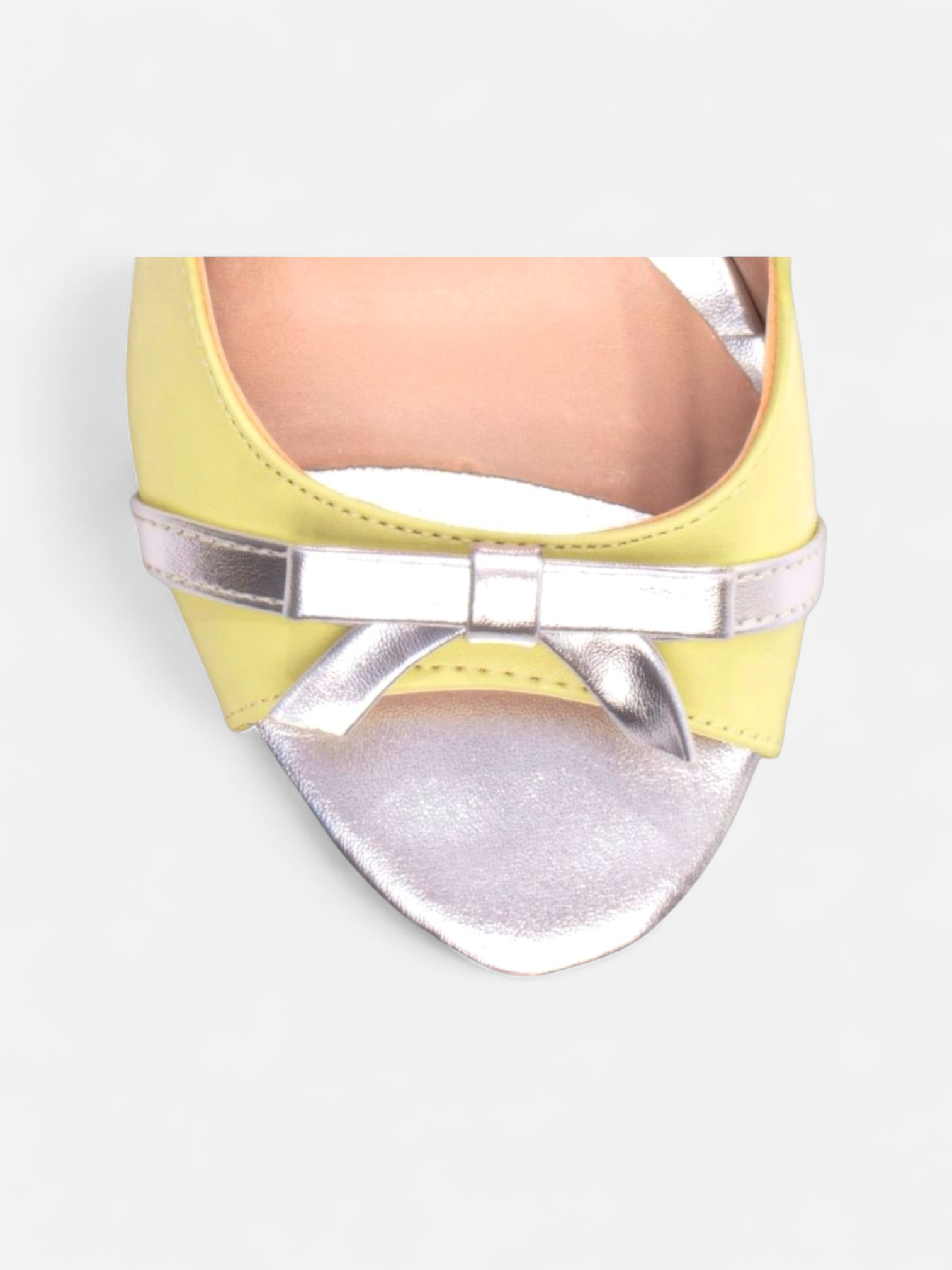 Sandália Salto Fino com Laço Metalizado em Prata