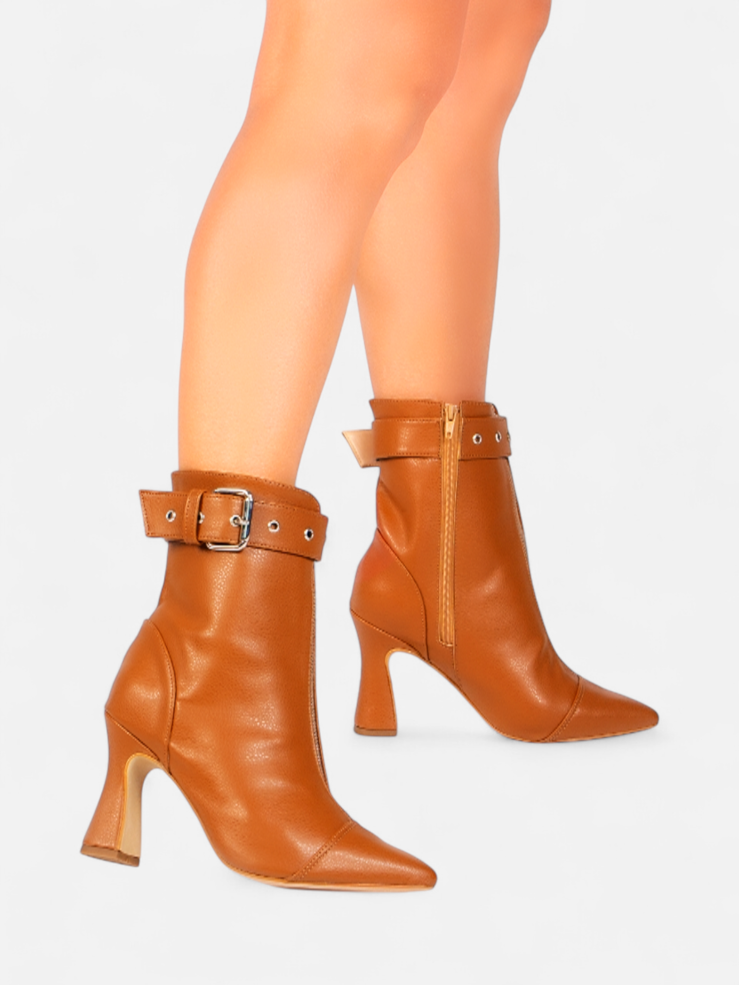 Bota Bico Fino Cano Médio com Ajuste em Fivela