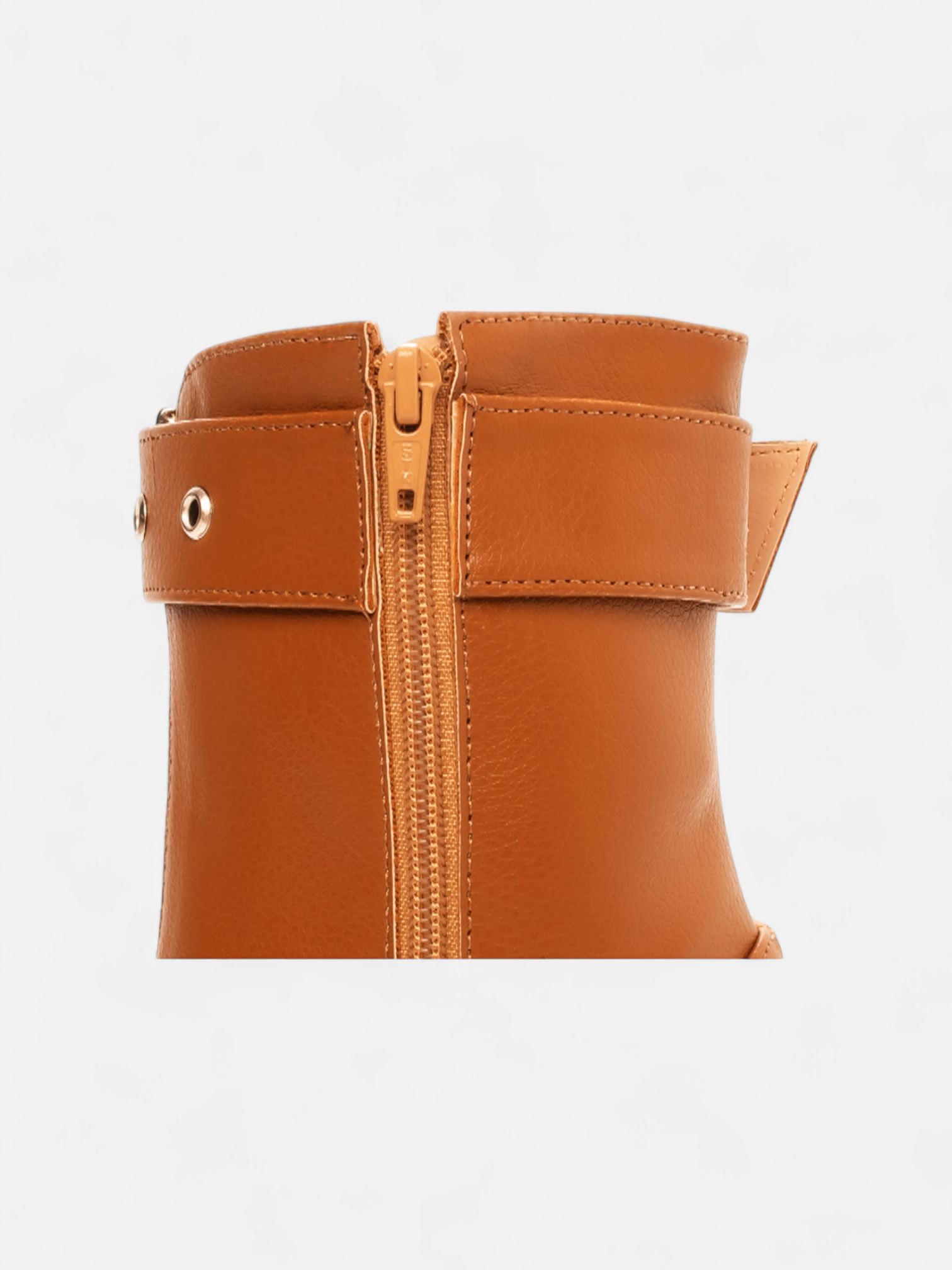 Bota Bico Fino Cano Médio com Ajuste em Fivela