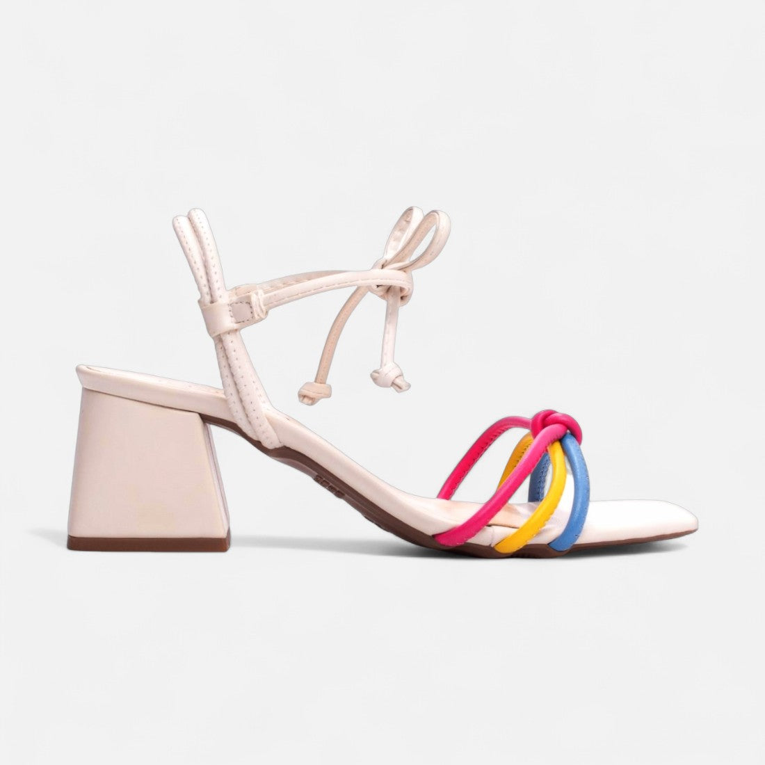 Sandália Salto Grosso Bloco com Cordão Off White e Tiras Coloridas