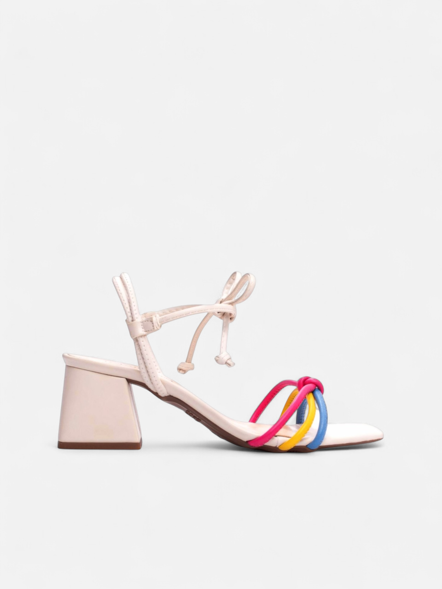 Sandália Salto Grosso Bloco com Cordão Off White e Tiras Coloridas