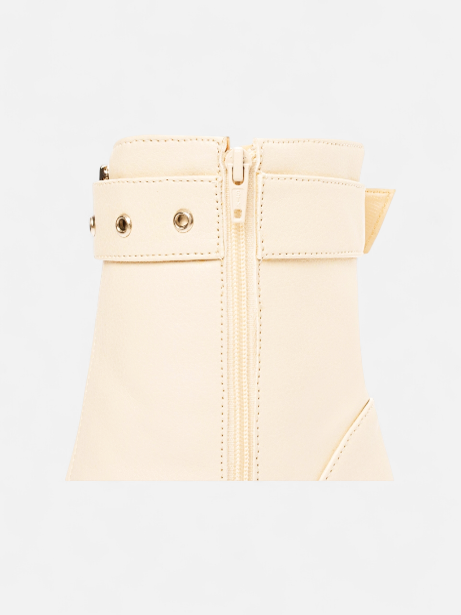 Bota Bico Fino Cano Médio com Ajuste em Fivela