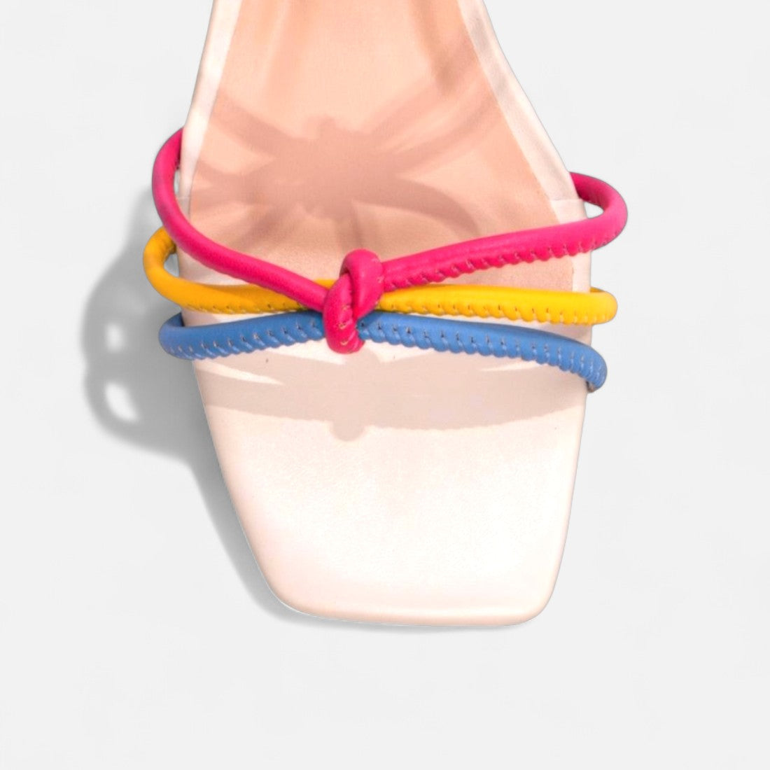 Sandália Salto Grosso Bloco com Cordão Off White e Tiras Coloridas