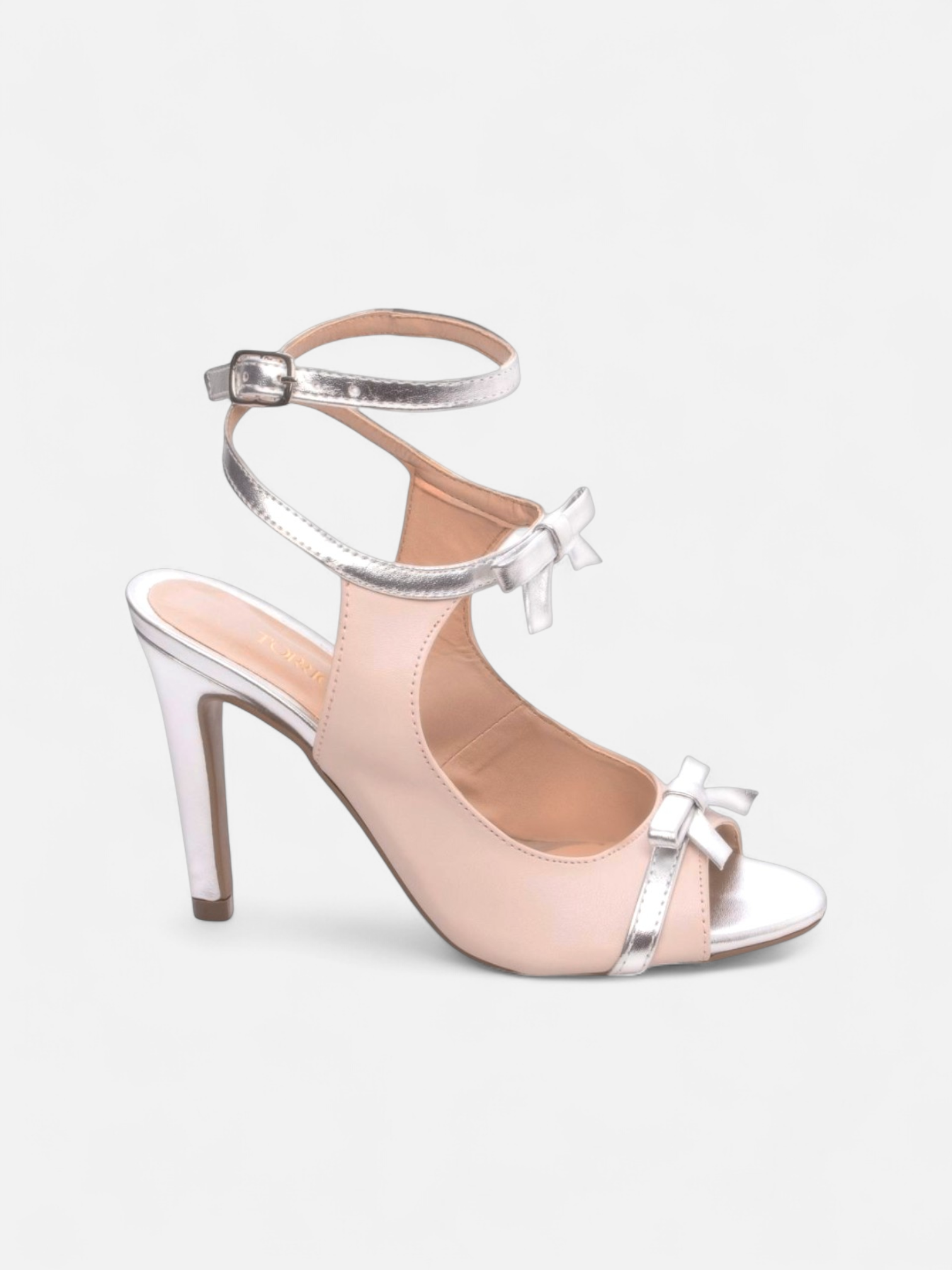 Sandália Salto Fino com Laço Metalizado em Prata