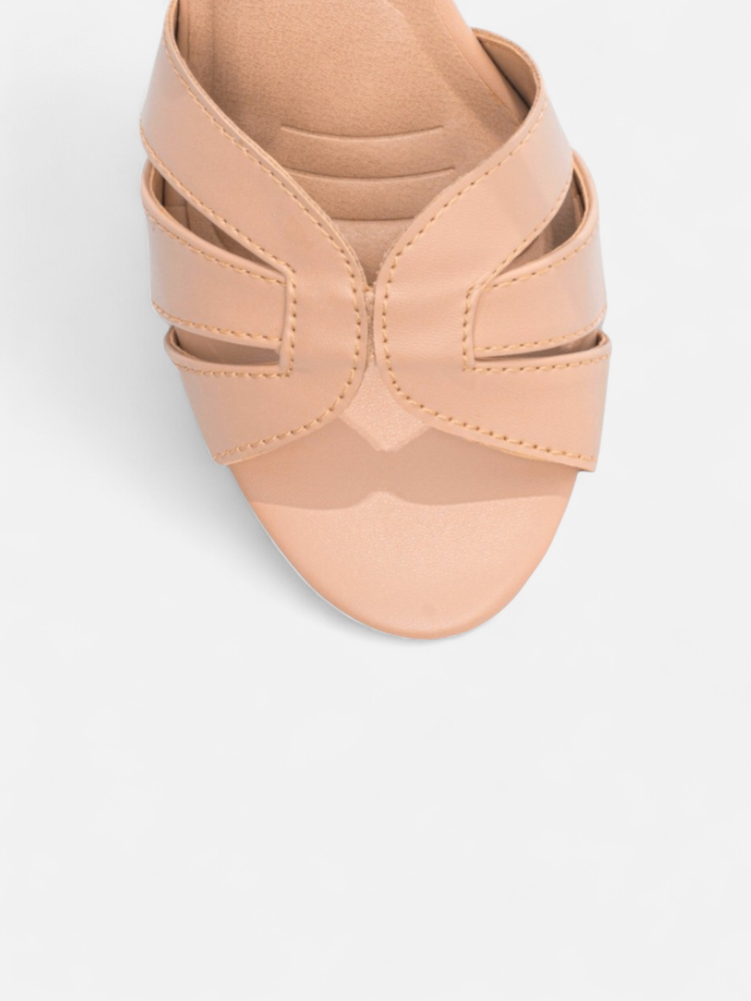 Sandália Salto Grosso com Tiras Cruzadas e Fivela Dourada