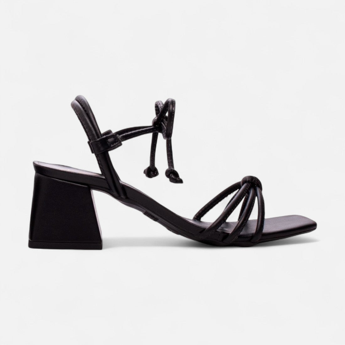Sandália Salto Grosso Bloco com Cordão Off White e Tiras Coloridas