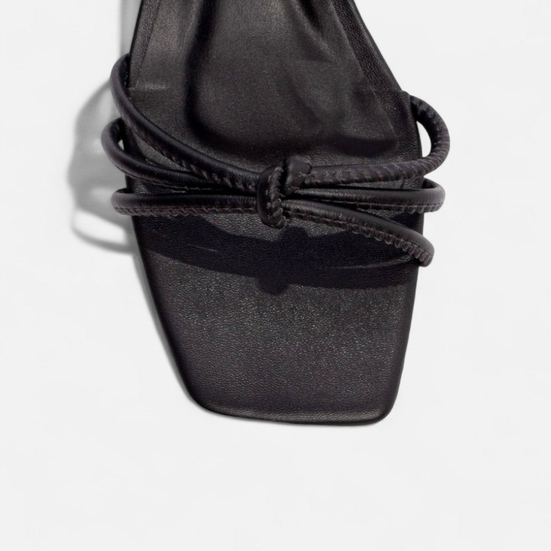 Sandália Salto Grosso Bloco com Cordão Off White e Tiras Coloridas