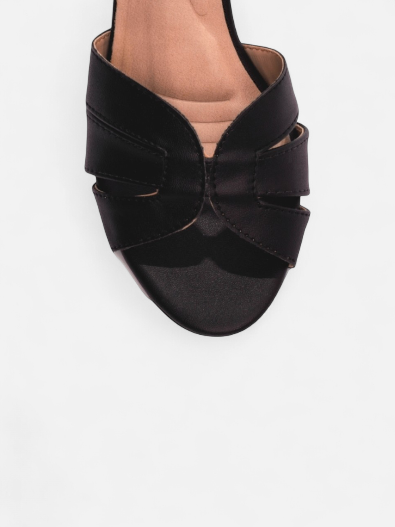 Sandália Salto Grosso com Tiras Cruzadas e Fivela Dourada