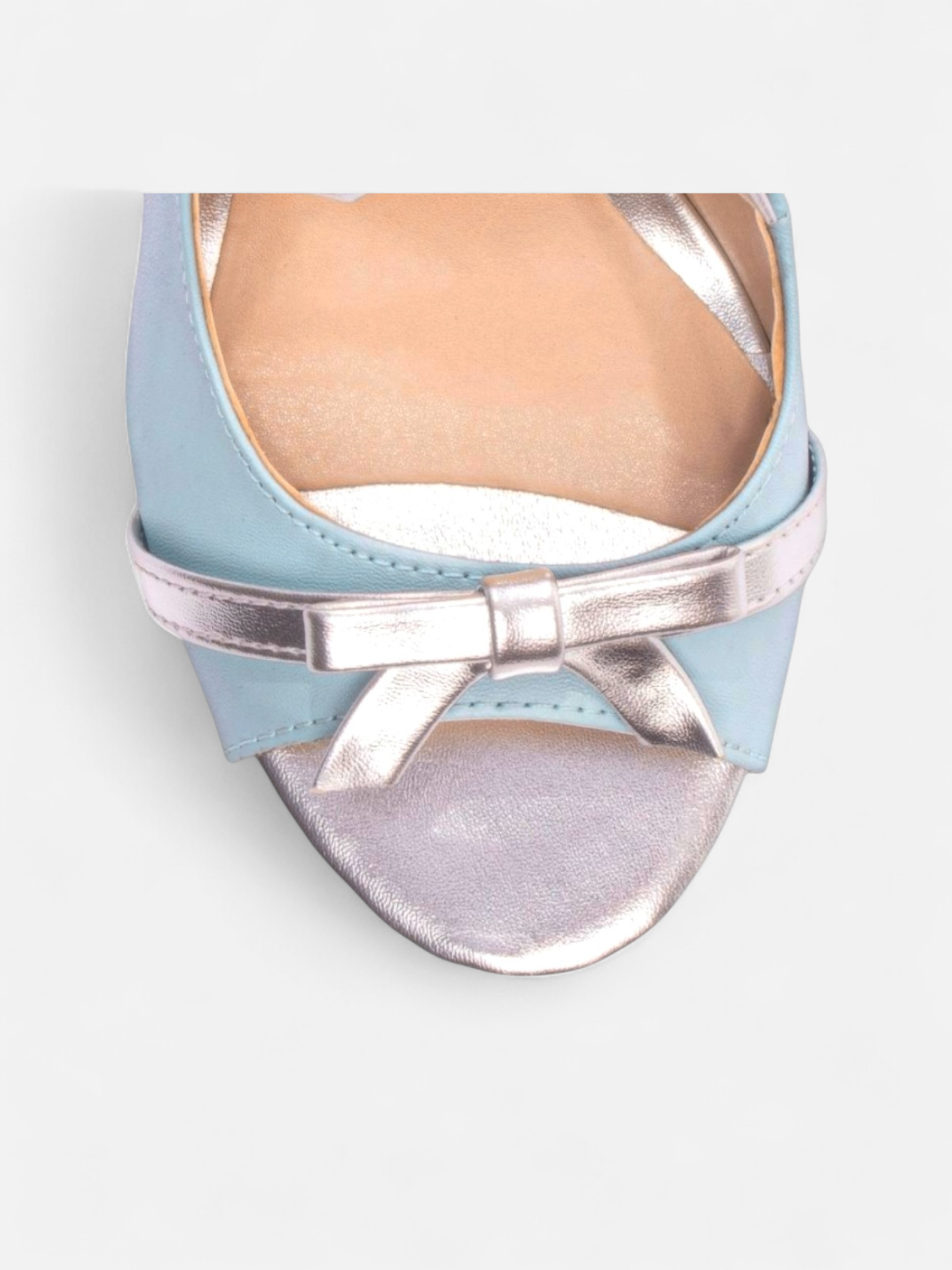 Sandália Salto Fino com Laço Metalizado em Prata