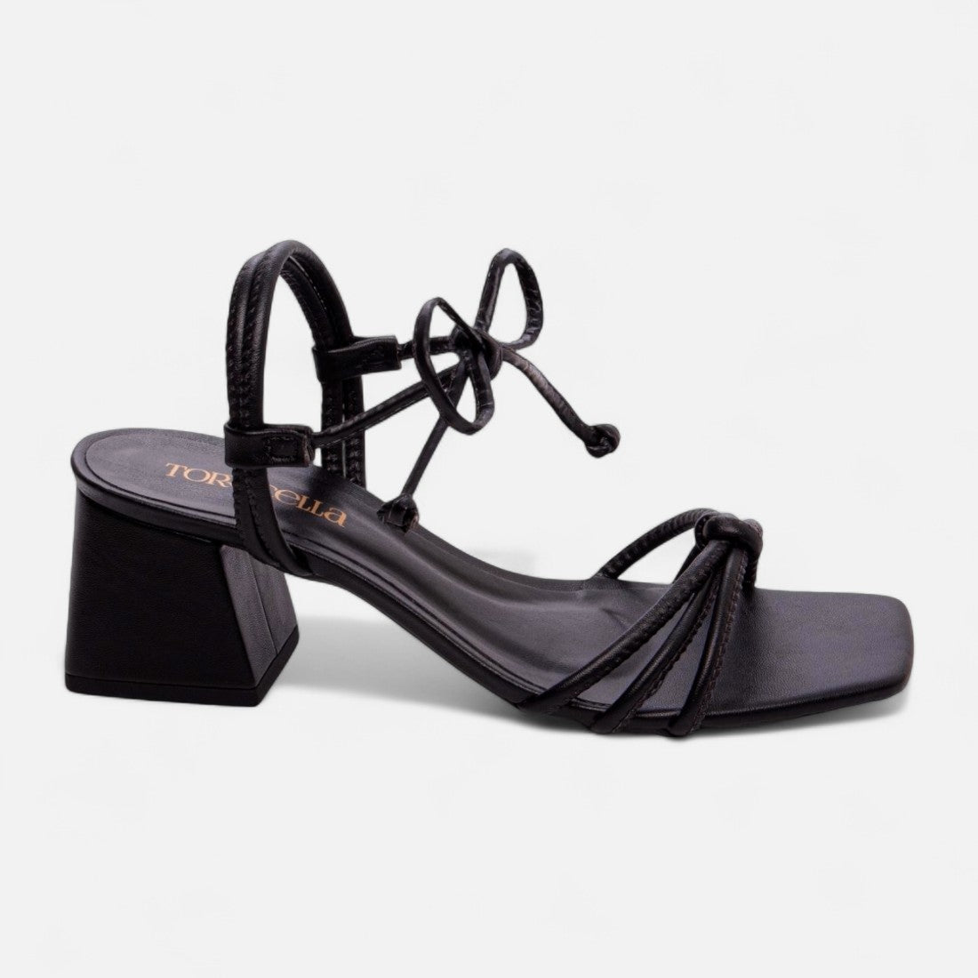 Sandália Salto Grosso Bloco com Cordão Off White e Tiras Coloridas