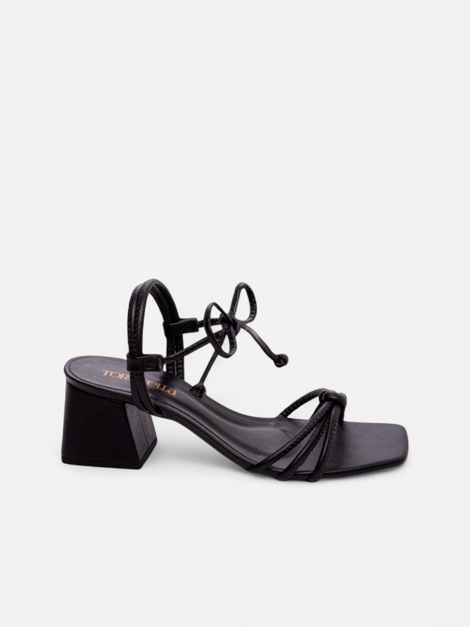 Sandália Salto Grosso Bloco com Cordão Off White e Tiras Coloridas