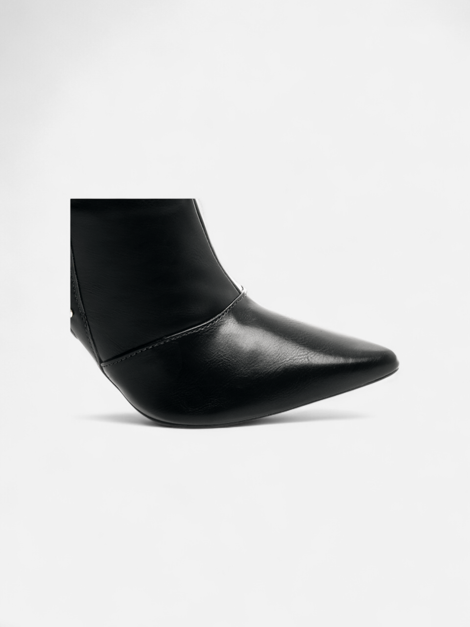 Bota Bico Fino Cano Médio Fivelas