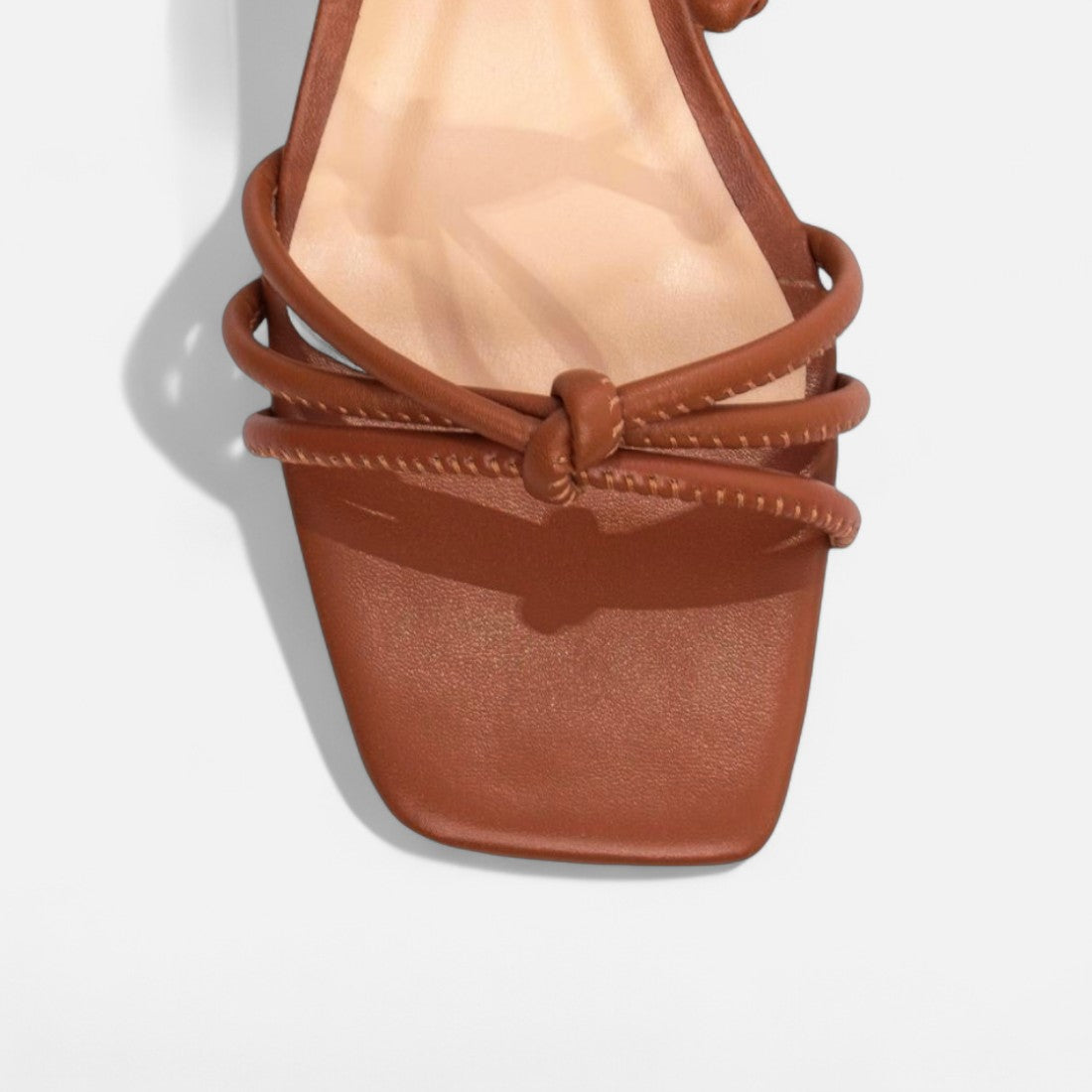 Sandália Salto Grosso Bloco com Cordão Off White e Tiras Coloridas