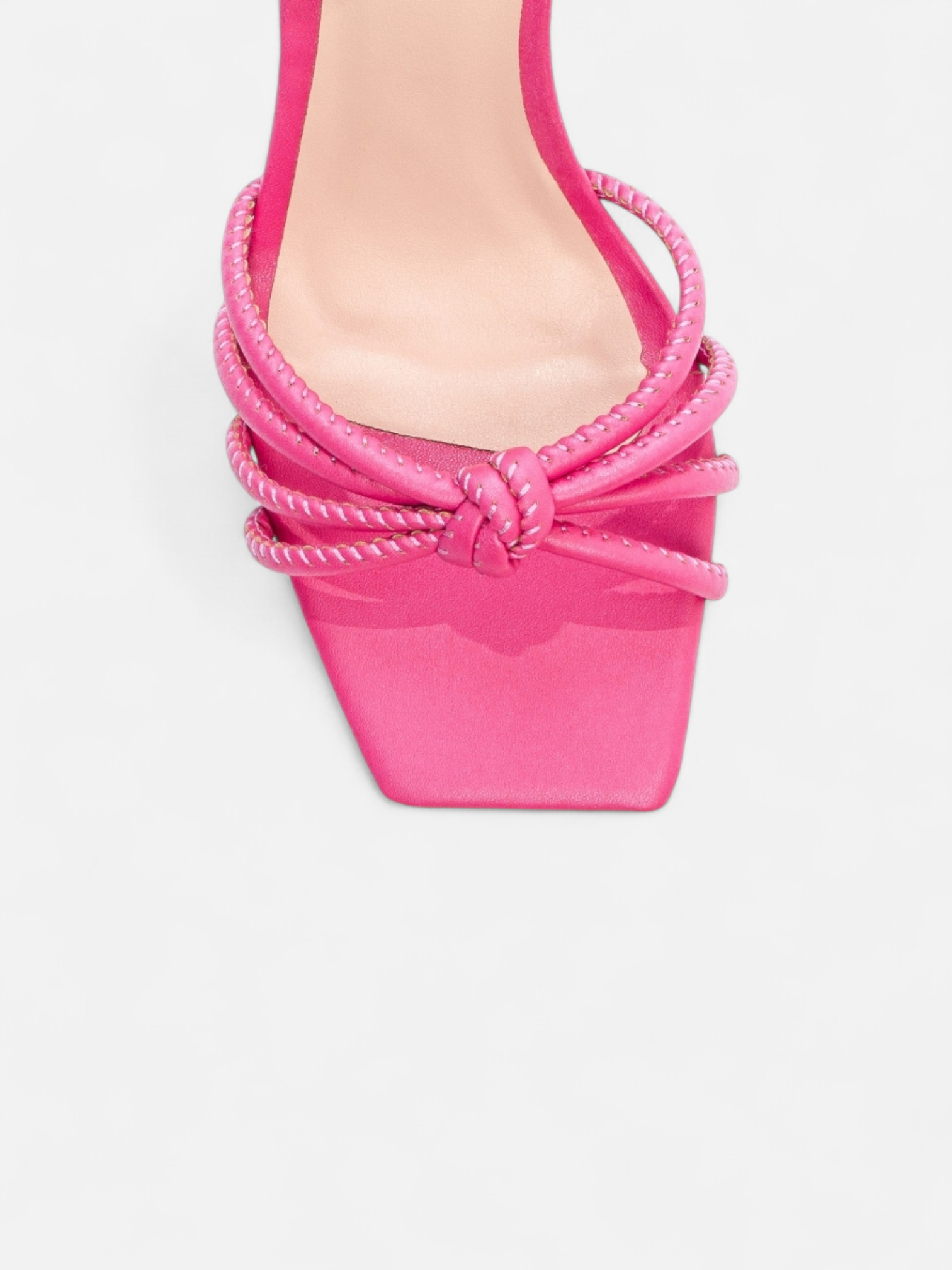 Sandália Salto Grosso Bloco com Fivela Dourada e Tiras Torcidas