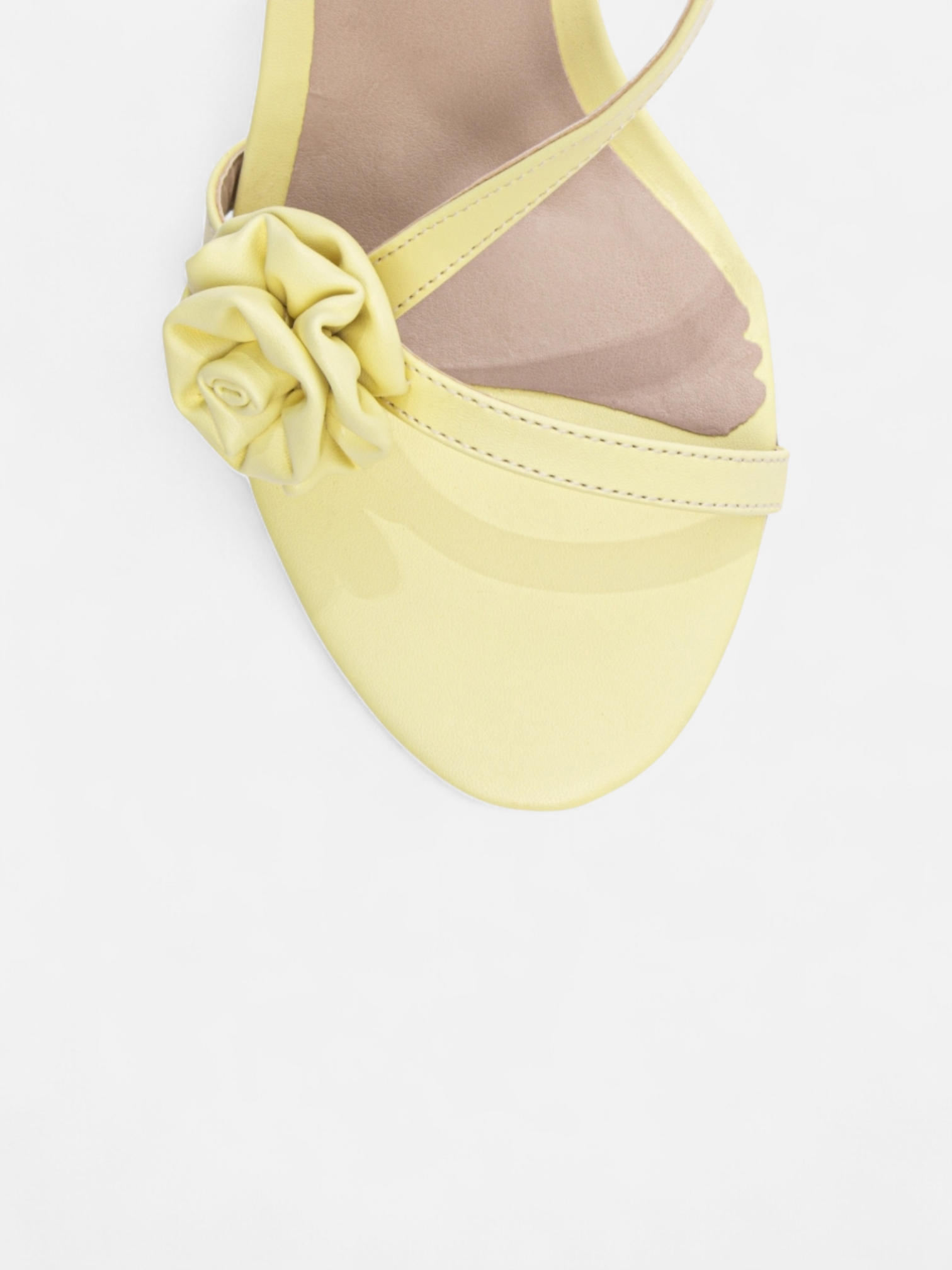 Sandália Salto Fino com Flor Aplicada em Napa Elegante