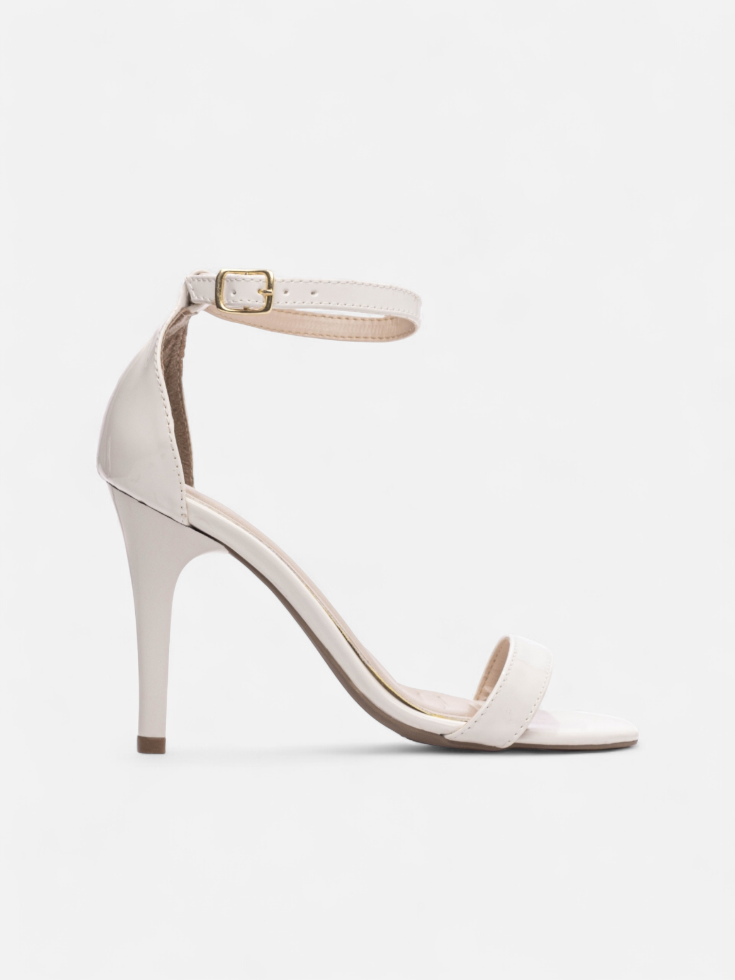 Sandália Salto Fino em Verniz com Fivela Dourada Ajustável