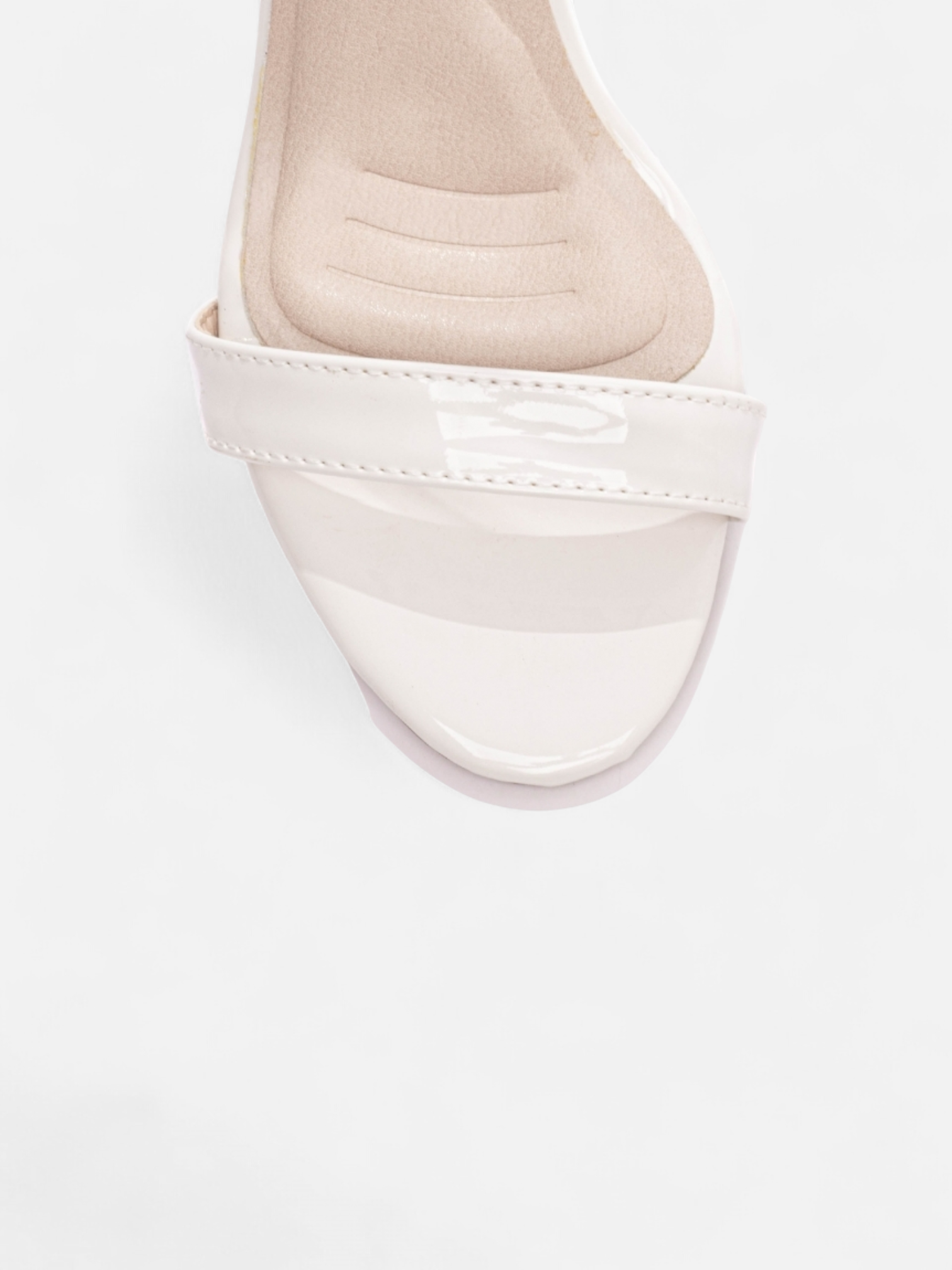 Sandália Salto Fino em Verniz com Fivela Dourada Ajustável