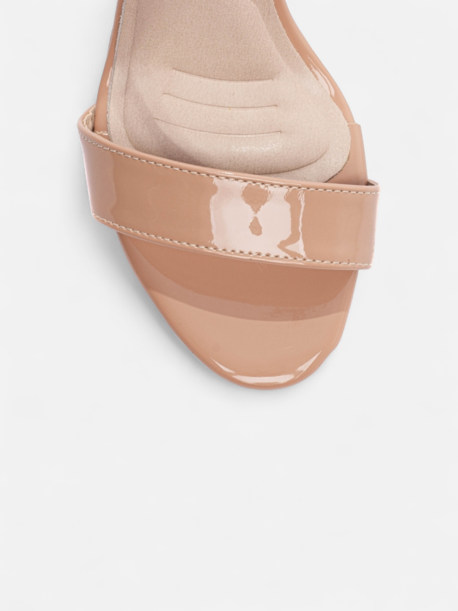 Sandália Salto Fino em Verniz com Fivela Dourada Ajustável