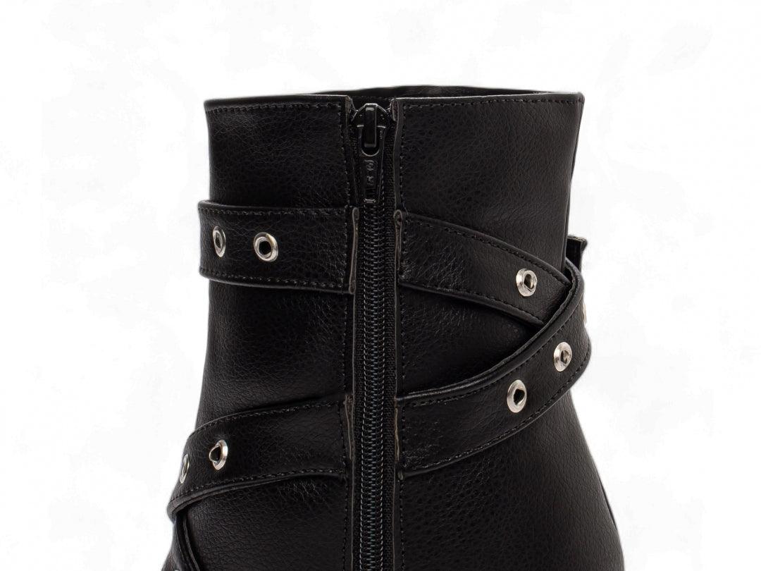 Bota Negra Bico Fino Cano Médio com Fivela - #carminito#