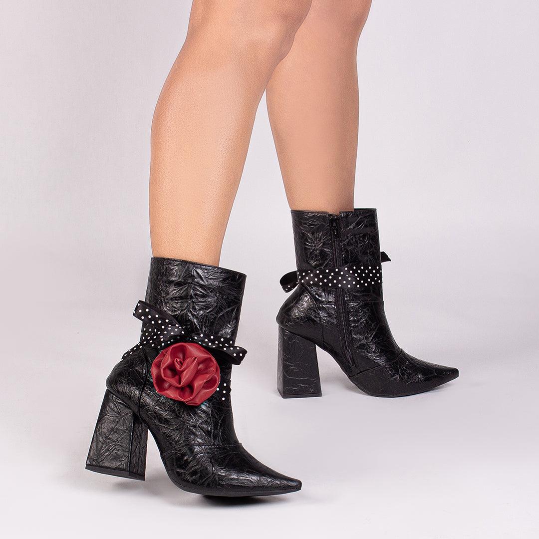 Bota Bico Fino Cano Médio Negra Salto Grosso - #carminito#