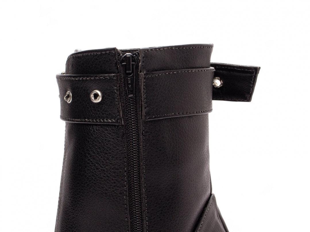 Bota Negra Bico Fino Cano Médio com Fivela Simples - #carminito#
