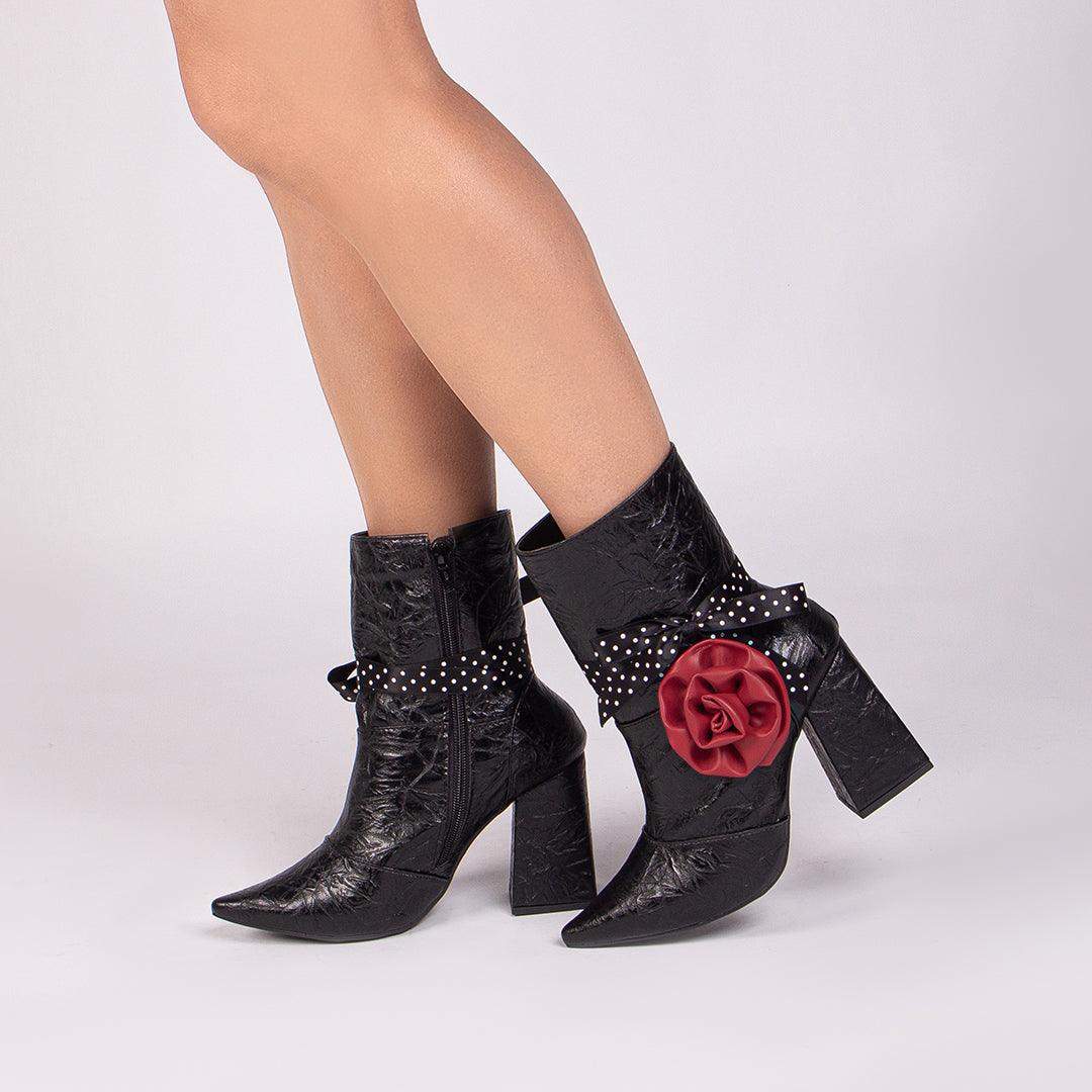 Bota Bico Fino Cano Médio Negra Salto Grosso - #carminito#