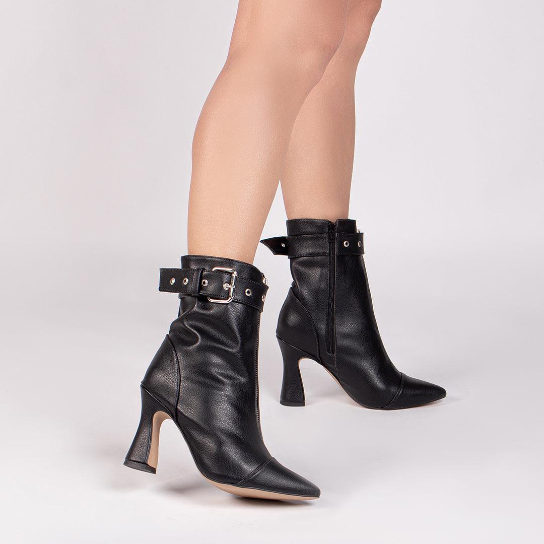Bota Negra Bico Fino Cano Médio com Fivela Simples - #carminito#