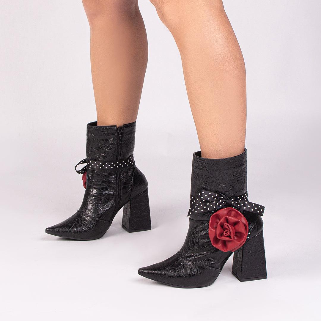 Bota Bico Fino Cano Médio Negra Salto Grosso - #carminito#