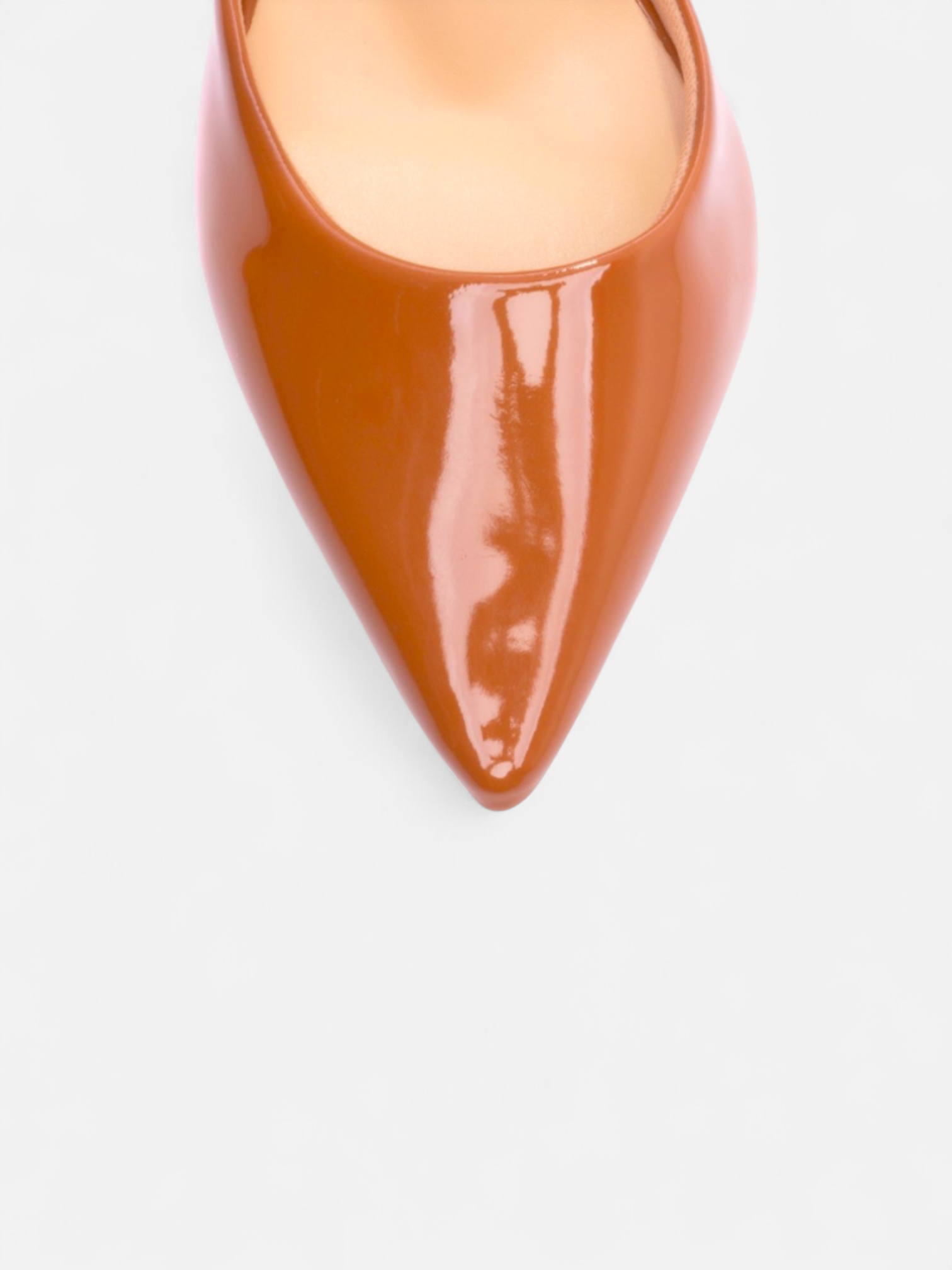 Scarpin Verniz Caramelo com Fivela Dourada