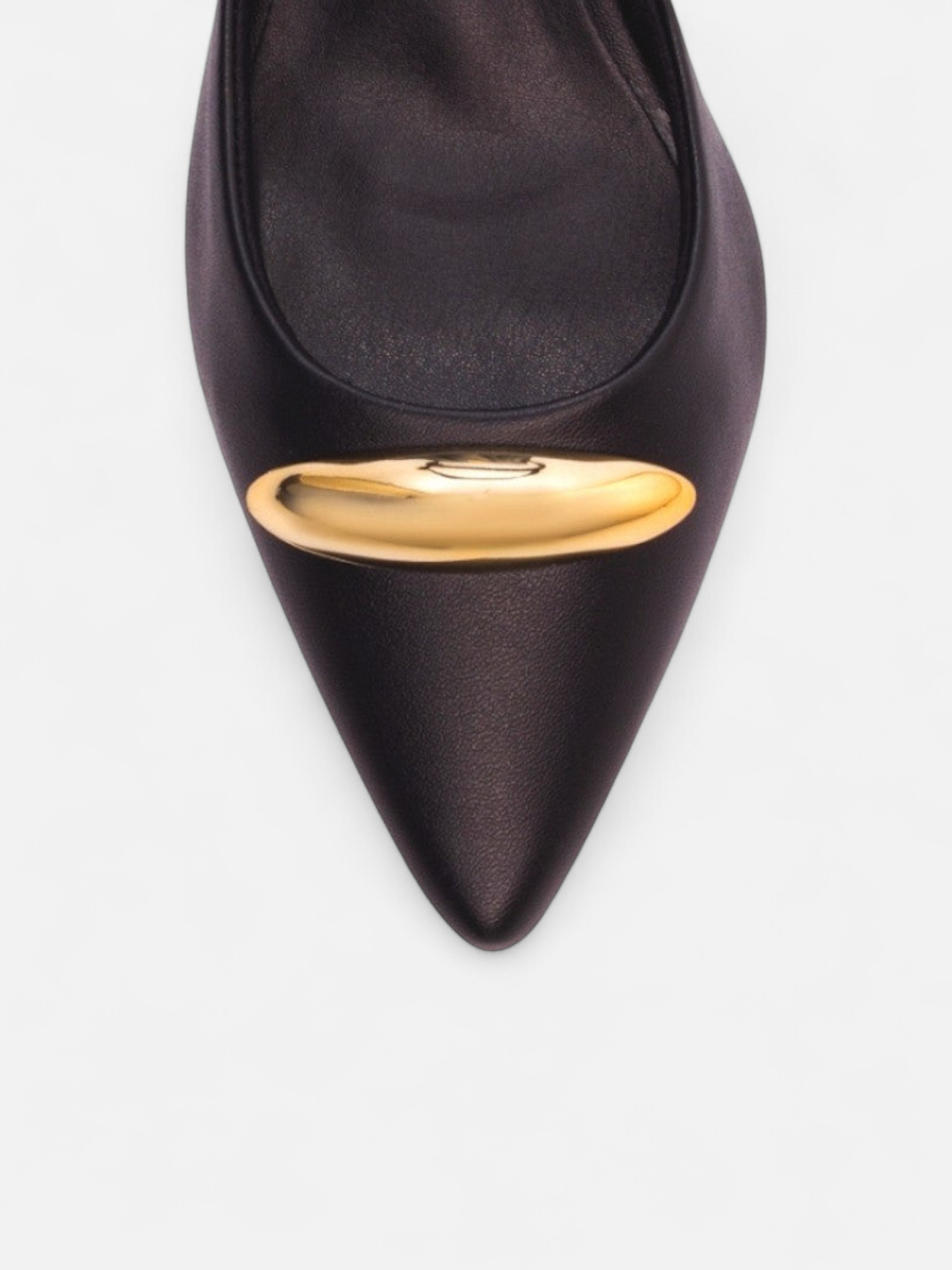 Scarpin Napa Preto com Enfeite Dourado e Fivela Ajustável