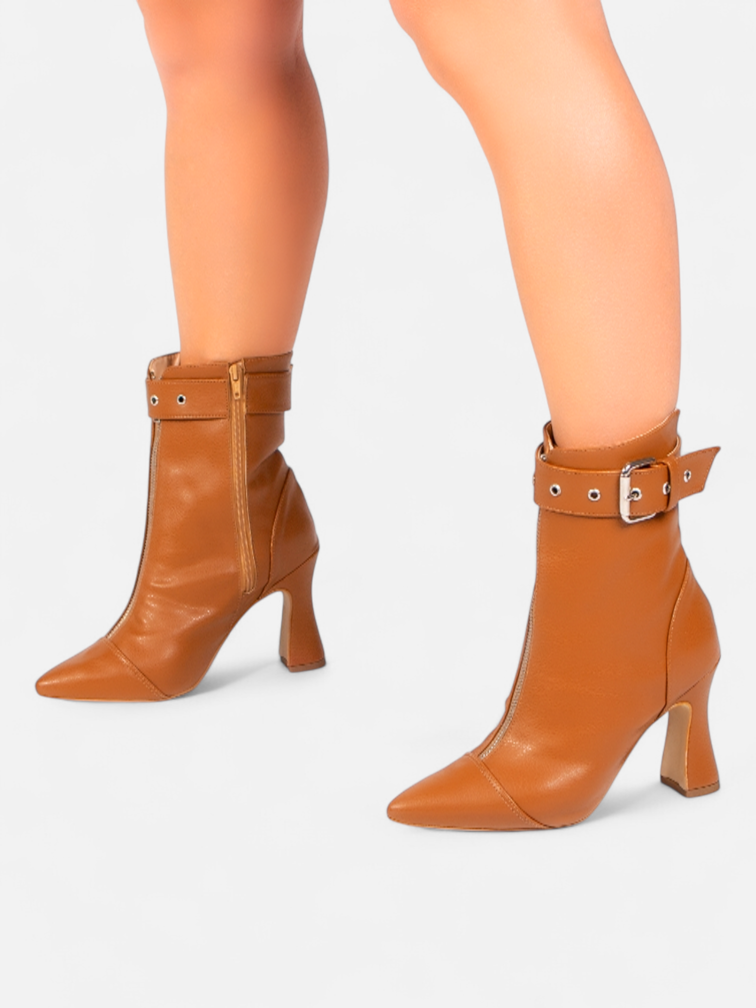 Bota Bico Fino Cano Médio com Ajuste em Fivela