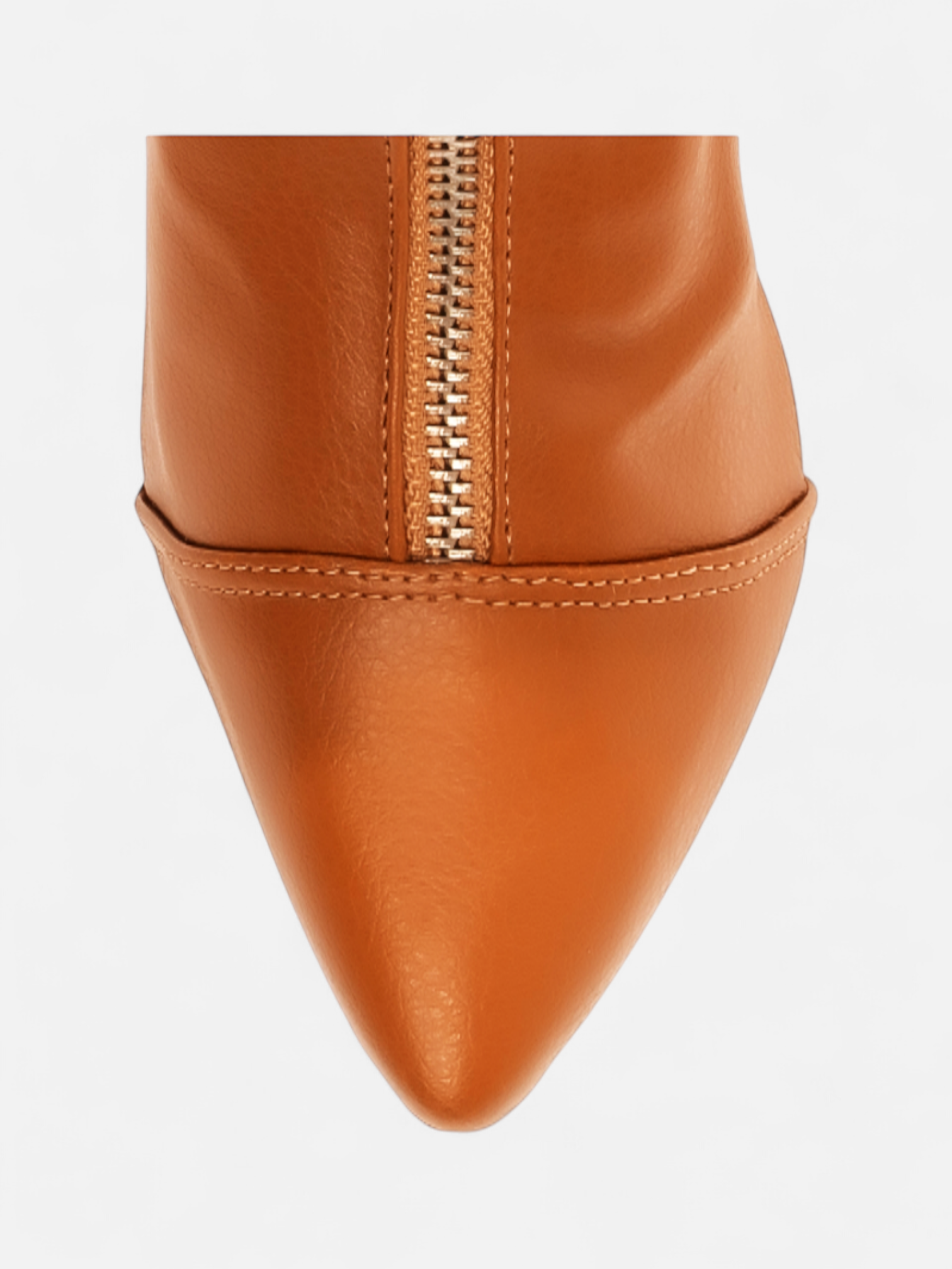 Bota Bico Fino Cano Médio com Ajuste em Fivela