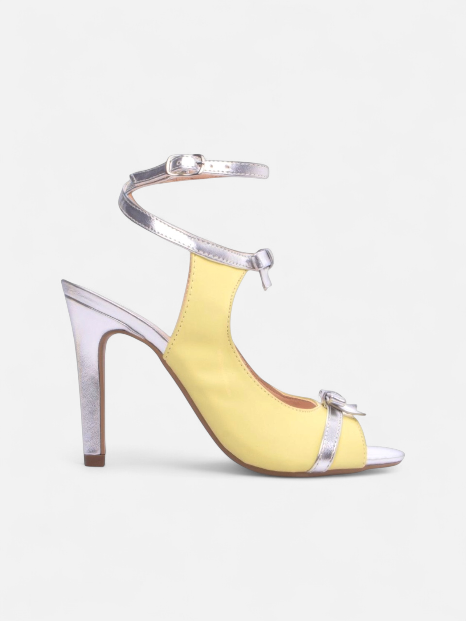 Sandália Salto Fino com Laço Metalizado em Prata