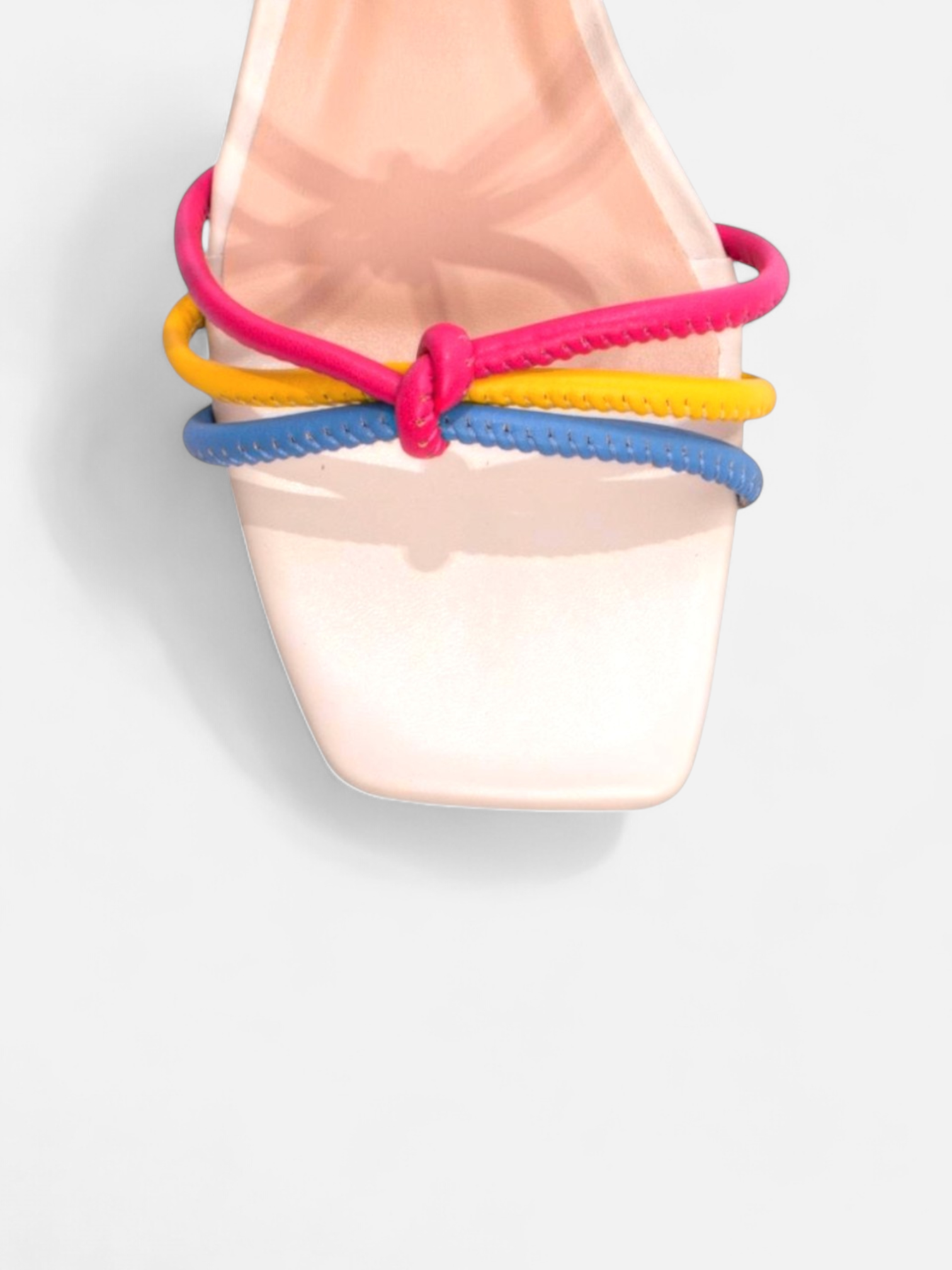 Sandália Salto Grosso Bloco com Cordão Off White e Tiras Coloridas