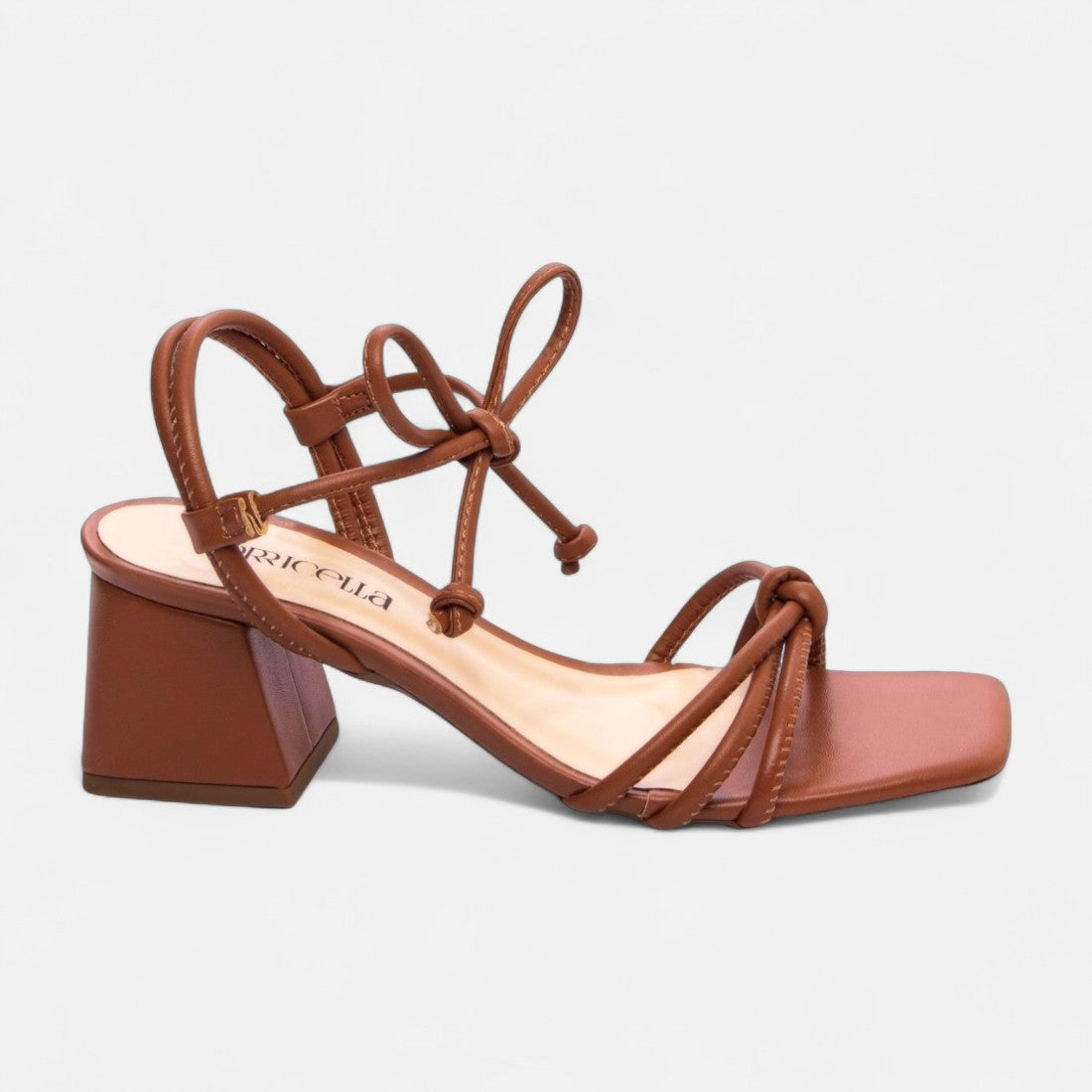 Sandália Salto Grosso Bloco com Cordão Off White e Tiras Coloridas
