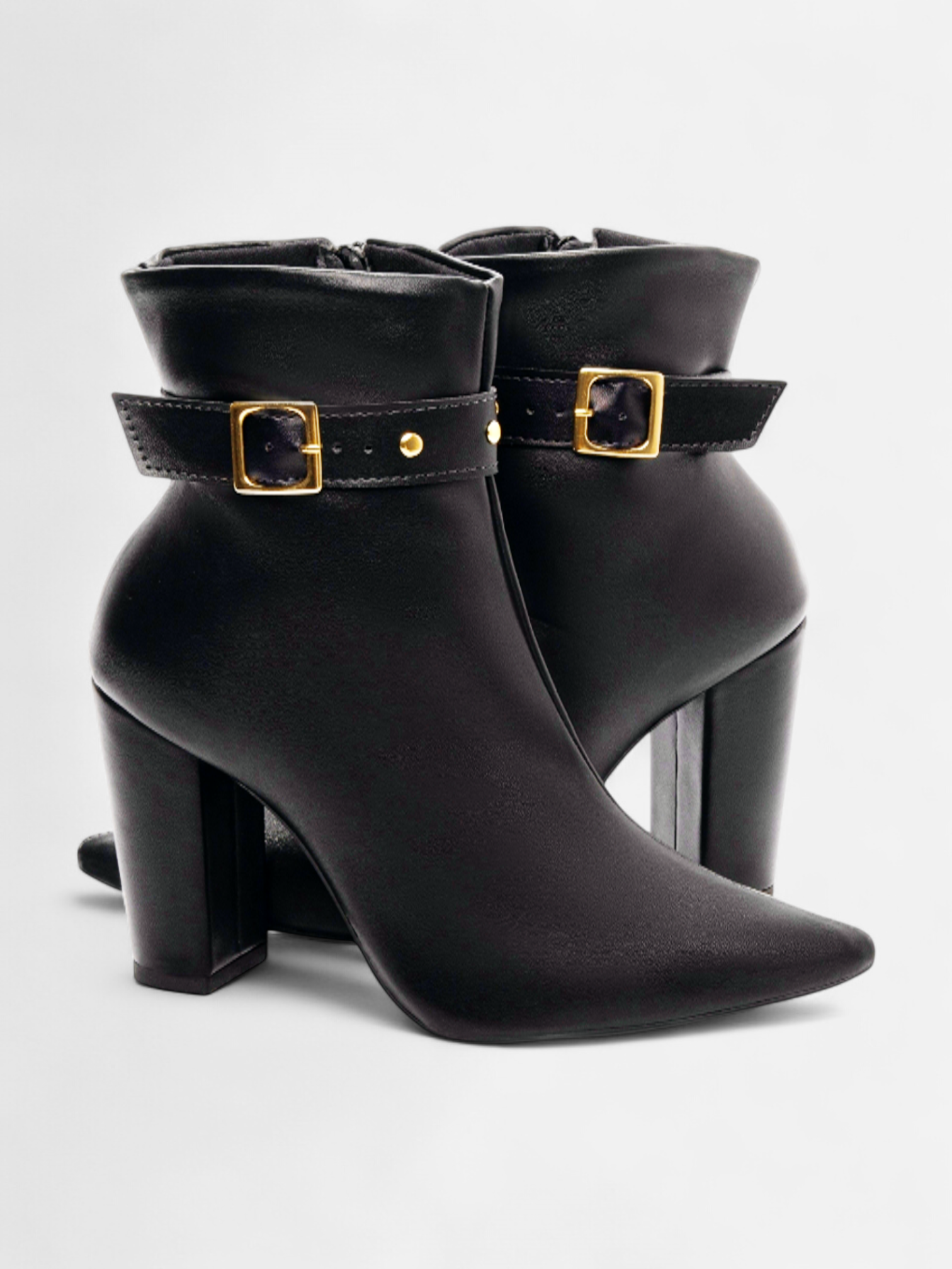 Bota Salto Alto Grosso Cano Curto com Fivela Dourada