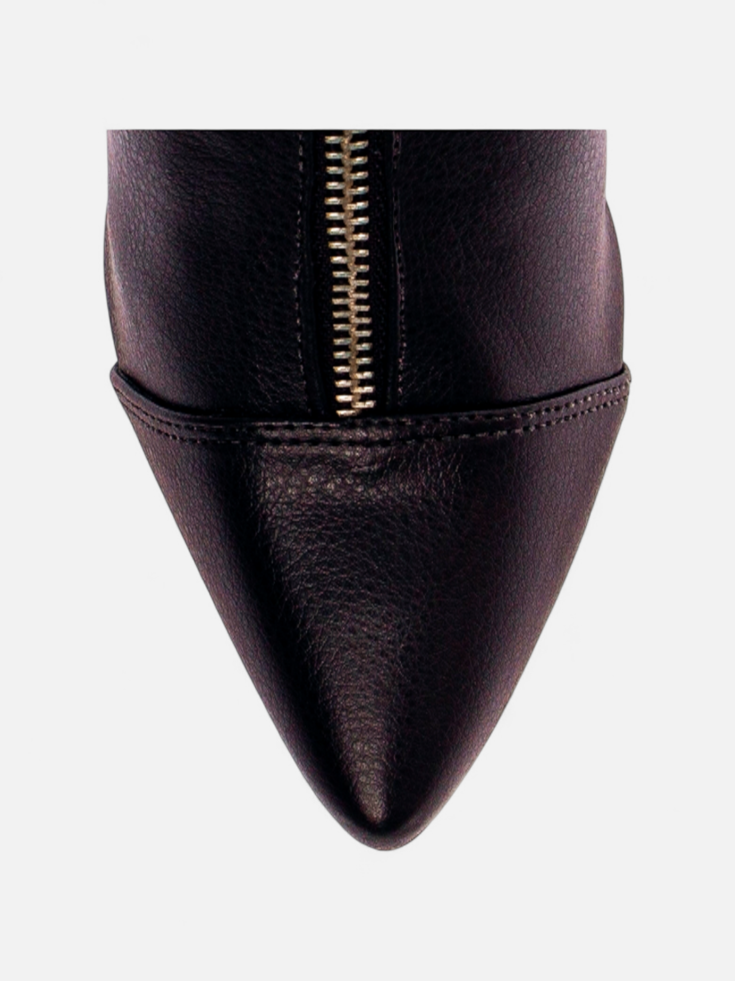 Bota Bico Fino Cano Médio com Ajuste em Fivela