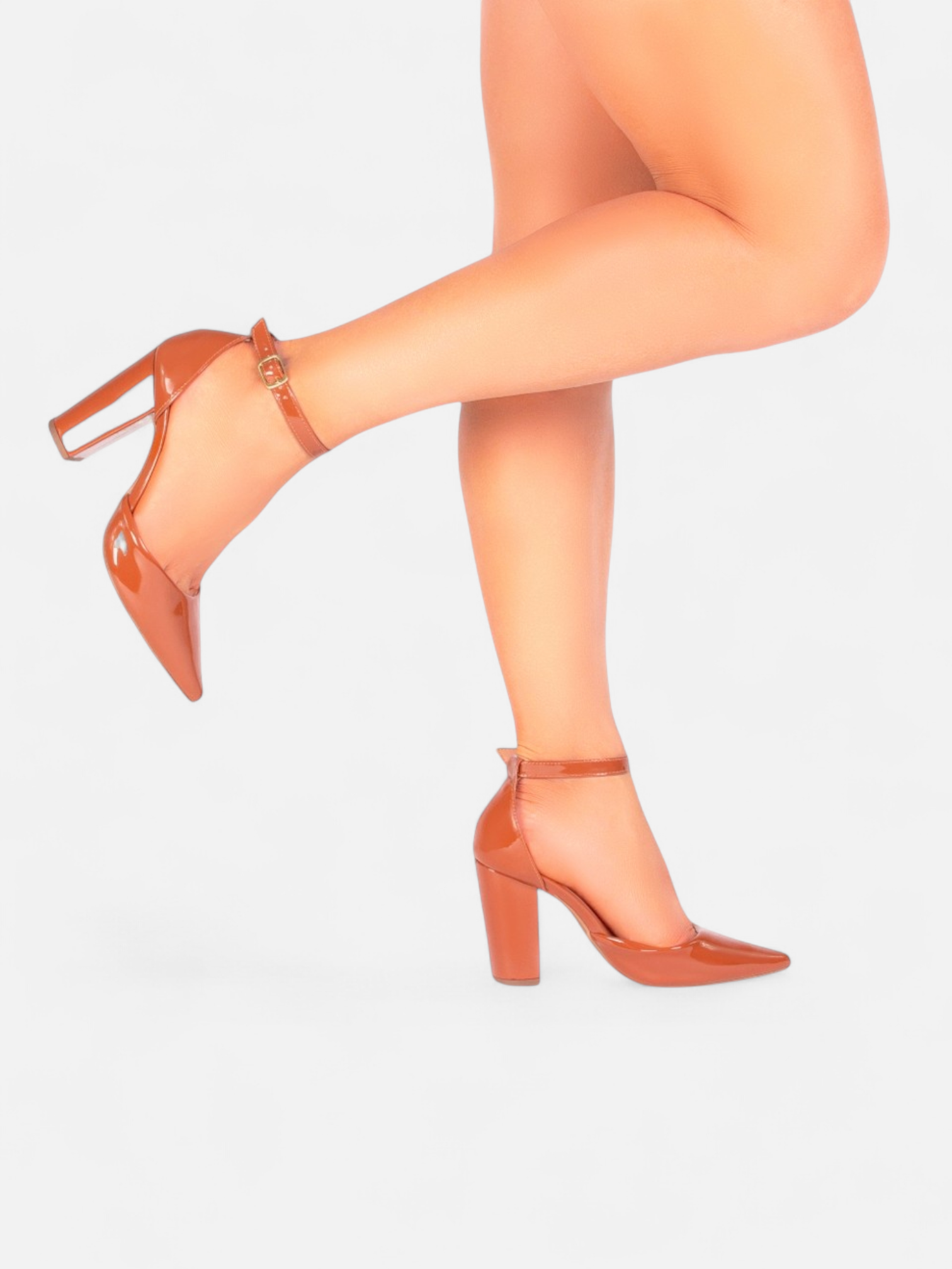 Scarpin Verniz Caramelo com Fivela Dourada