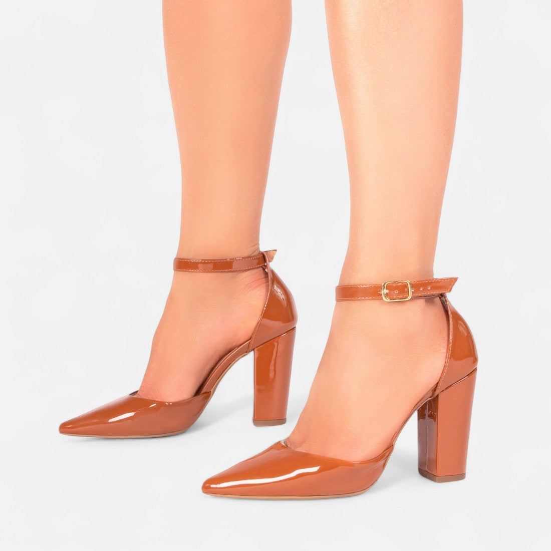 Scarpin Verniz Caramelo com Fivela Dourada