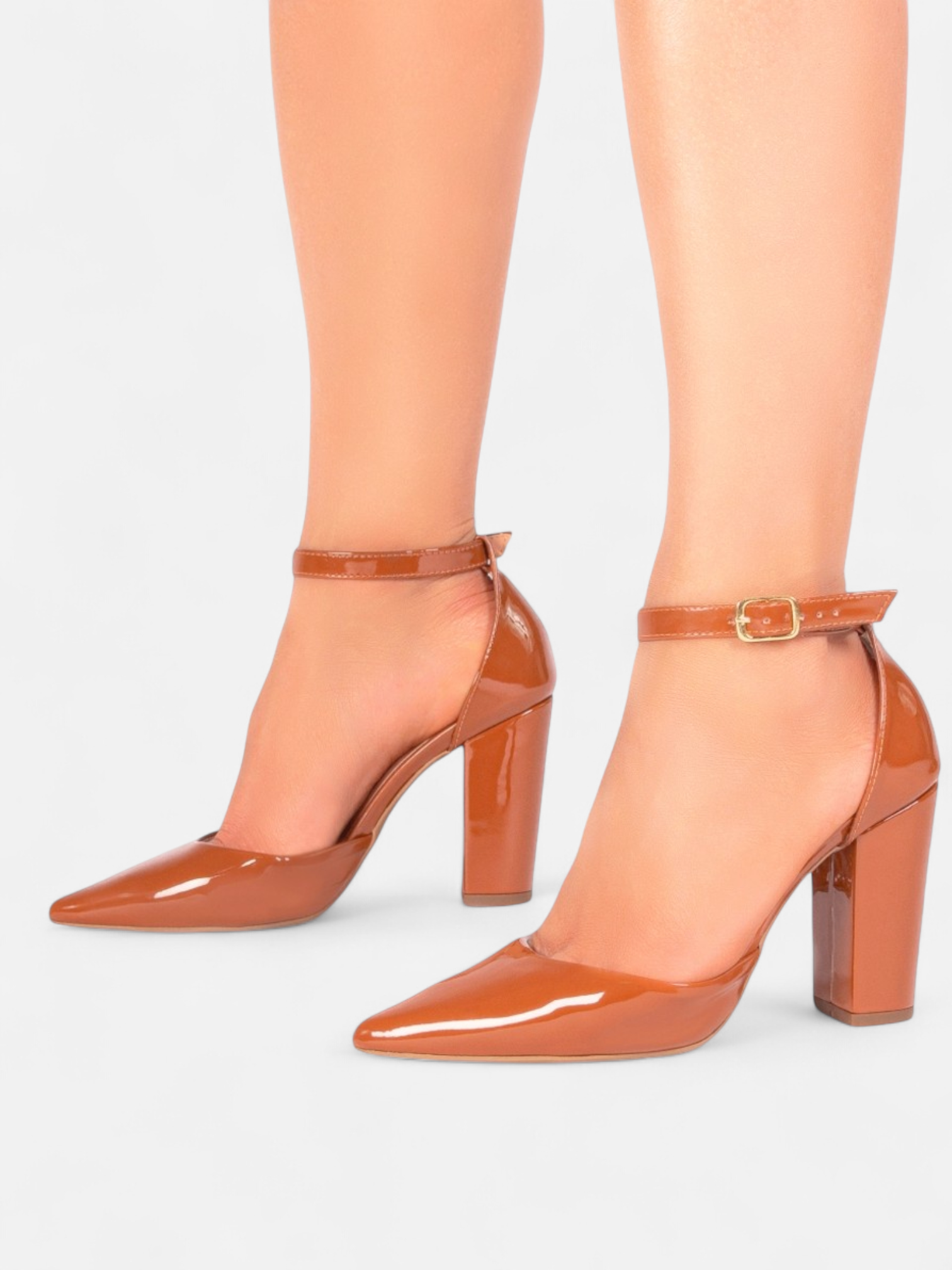Scarpin Verniz Caramelo com Fivela Dourada