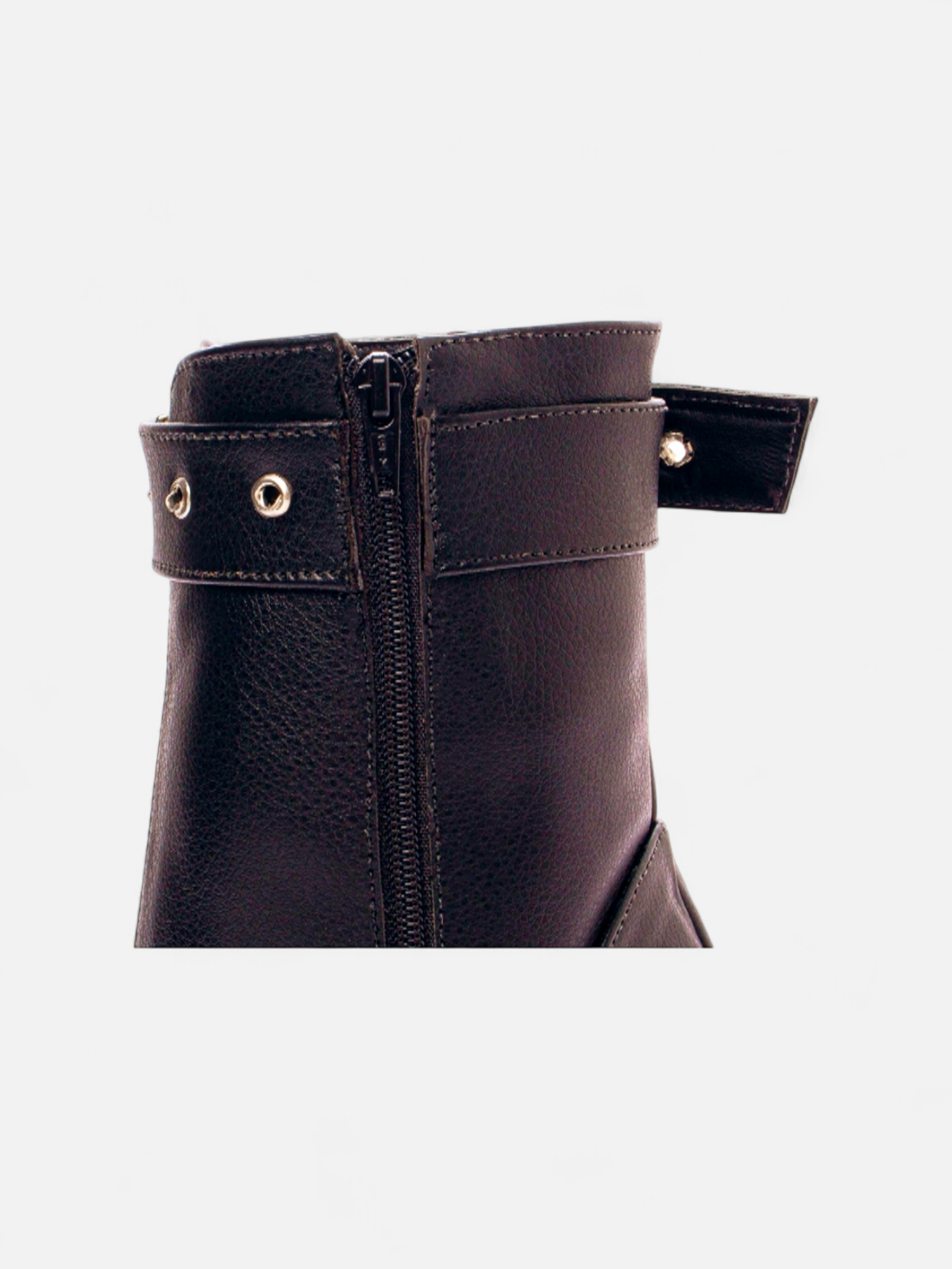 Bota Bico Fino Cano Médio com Ajuste em Fivela