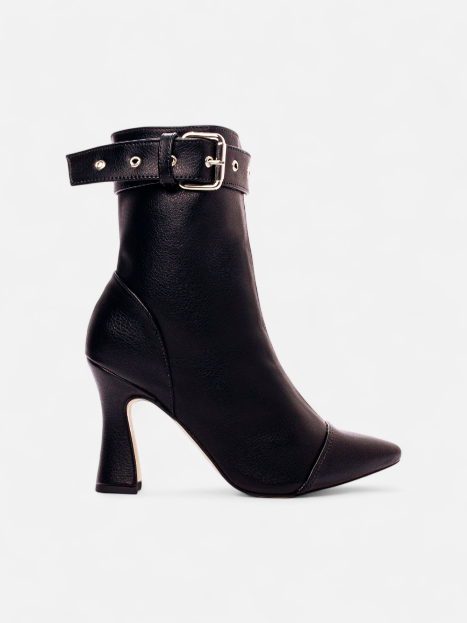 Bota Bico Fino Cano Médio com Ajuste em Fivela