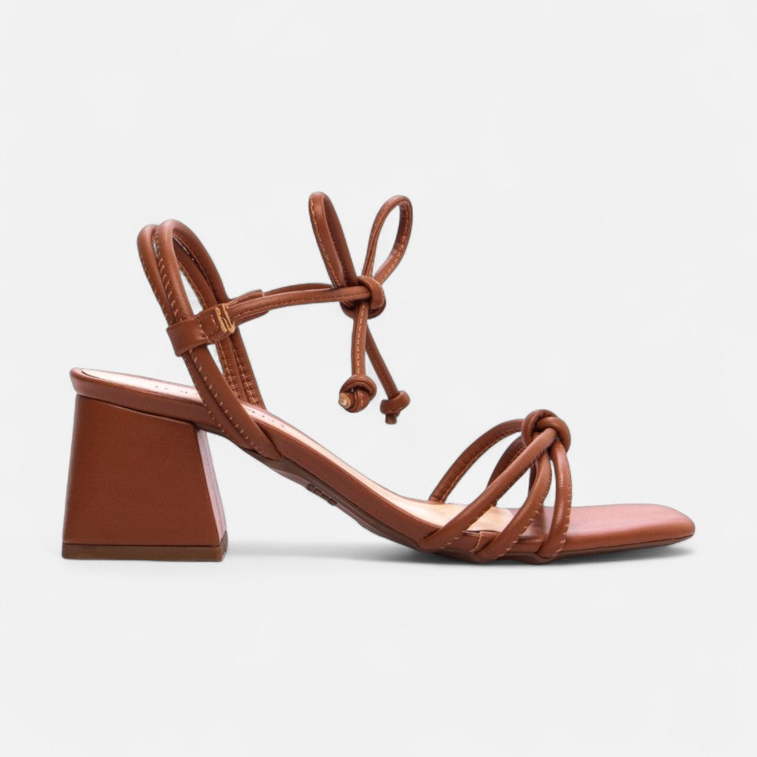 Sandália Salto Grosso Bloco com Cordão Off White e Tiras Coloridas