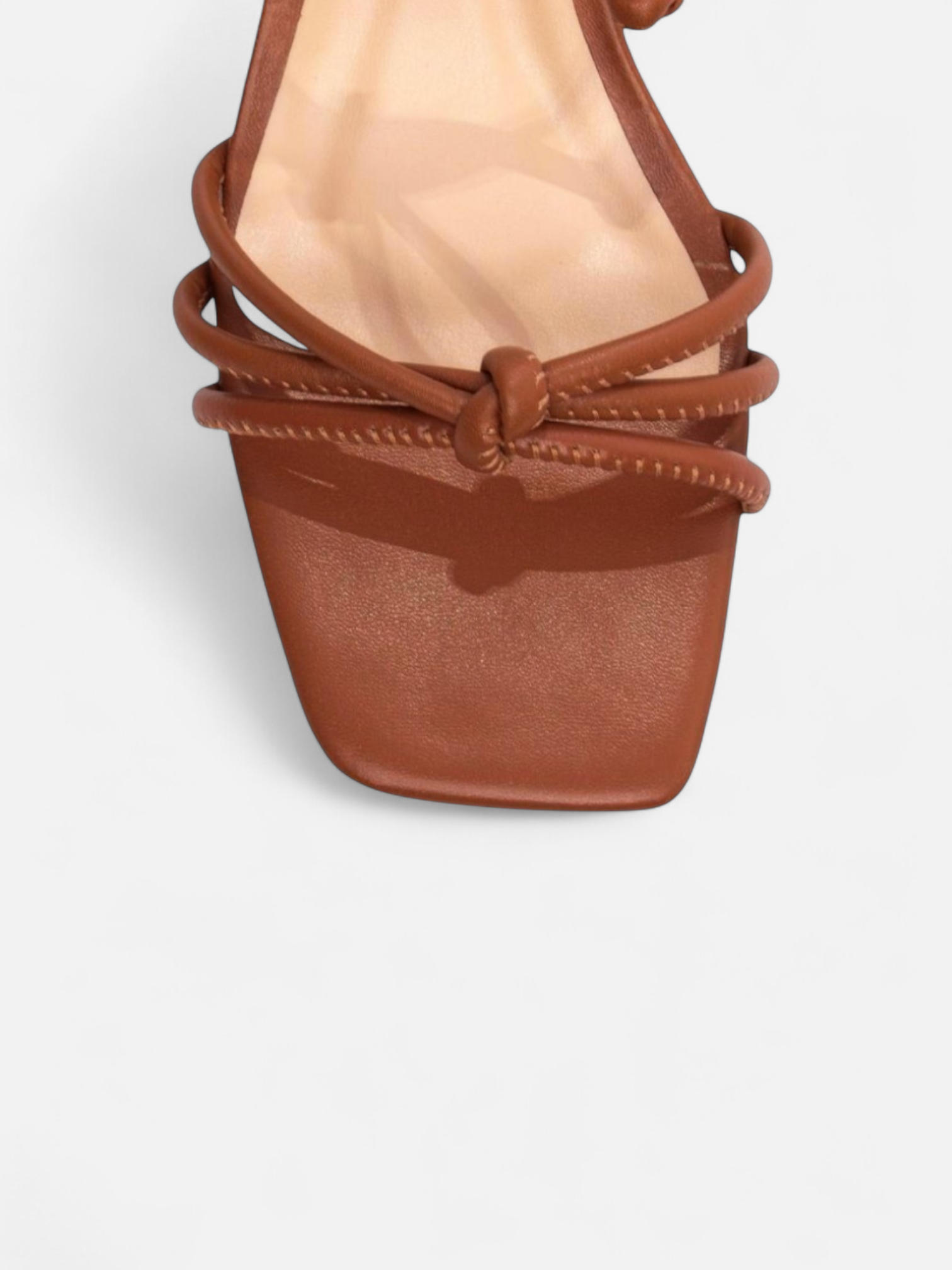 Sandália Salto Grosso Bloco com Cordão Off White e Tiras Coloridas