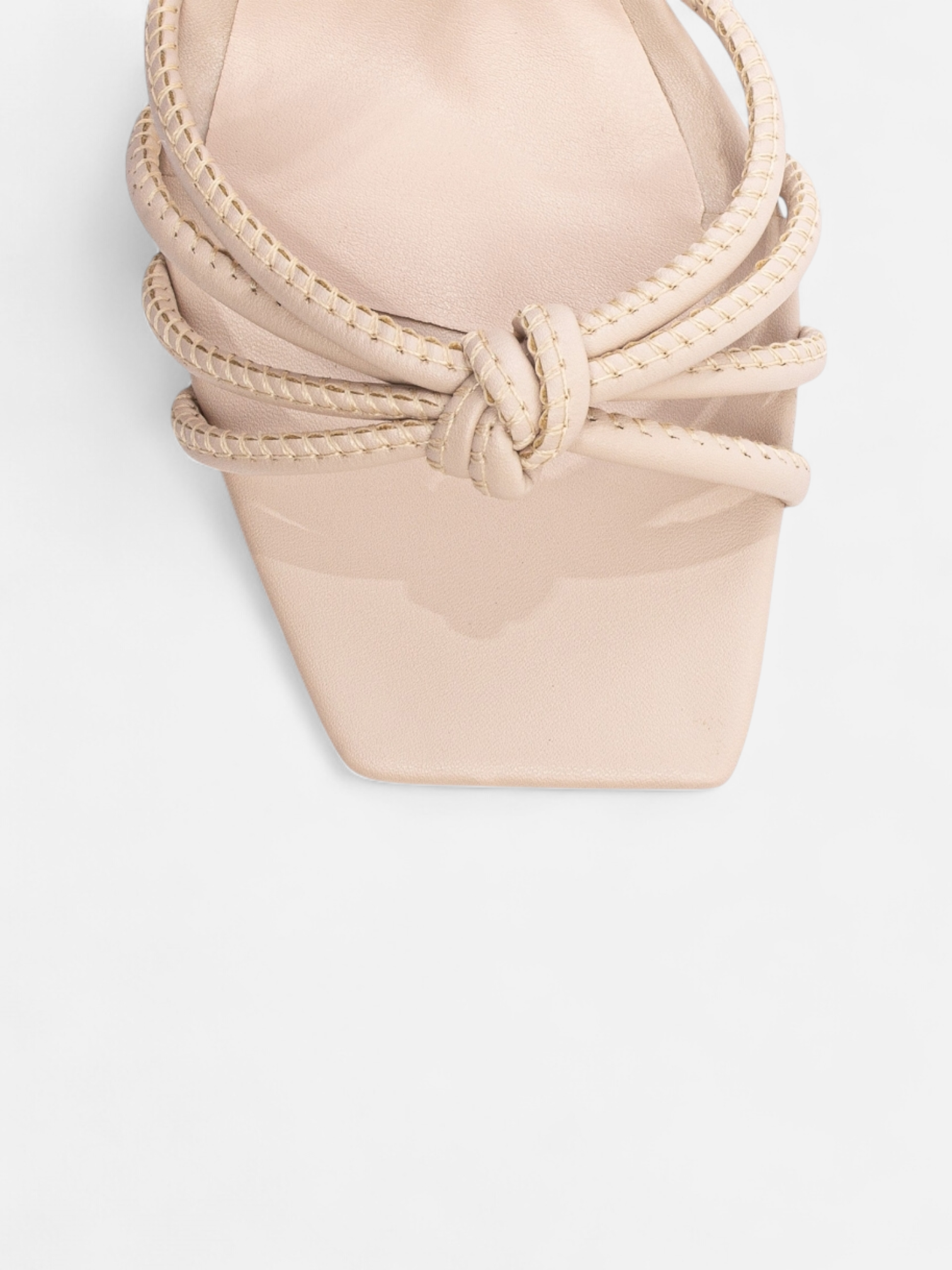 Sandália Salto Grosso Bloco com Fivela Dourada e Tiras Torcidas